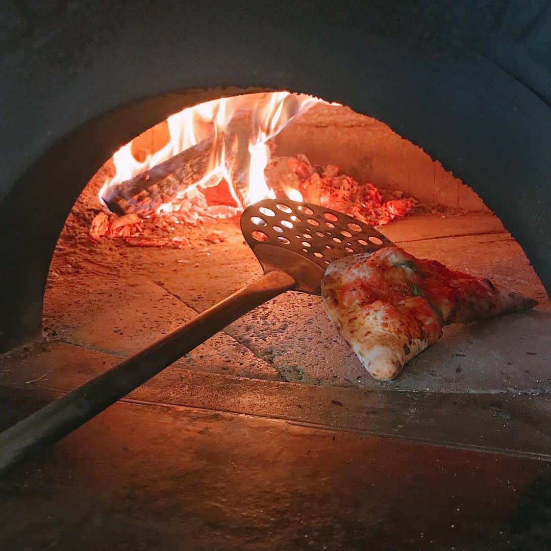 ポジリポさんのインスタグラム写真 - (ポジリポInstagram)「～Weekly Pizza～ 【今週のおすすめピッツァ】 白いんげん豆の煮込みと自家製サルシッチャのリピエーノ  リピエーノとは包み焼きの三日月形のピッツァ。  香味野菜と香草、白いんげん豆をゆっくり煮込み豆の旨味を抽出、トマトソースを少し加え、 自家製のフェンネルの香りがきいたサルシッチャと組み合わせます。  すべての食材がうまく合わさり、旨味を引き立たせたピッツァになっています。  イタリア人が大好きな豆！ 秋は豆のシーズン！ 珍しいリピエーノを食べられるのもポジリポだけ！ ぜひ、お待ちしております！  #ポジリポ #ポジリポ沖縄 #沖縄ランチ #沖縄イタリアン #沖縄ピッツァ #地域共通クーポン沖縄 #沖縄パスタ #沖縄ワイン #沖縄グルメ #沖縄食材 #沖縄サンセット #沖縄夕日 #那覇空港 #沖縄旅行 #豊見城 #瀬長島 #ウミカジテラス  #posillipo #okinawa  #okinawatrip  #okinawaitalian  #okinawapizza #okinawanapolipizza #okinawapasta #okinawasunset #okinawalunch #senagajima #tomigusuku #foodlover #foodie」10月1日 14時24分 - posillipo_okinawa