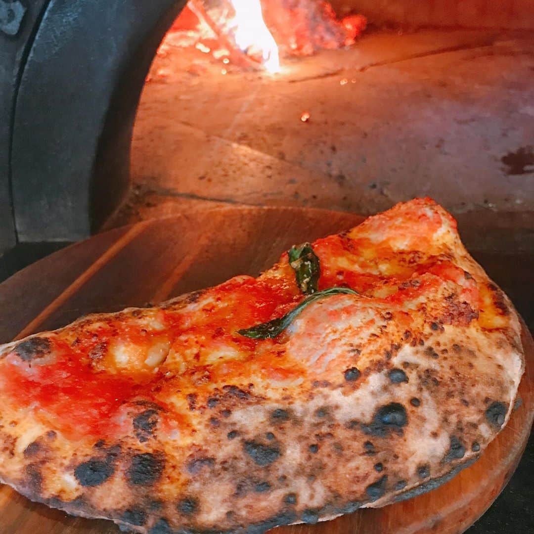 ポジリポのインスタグラム：「～Weekly Pizza～ 【今週のおすすめピッツァ】 白いんげん豆の煮込みと自家製サルシッチャのリピエーノ  リピエーノとは包み焼きの三日月形のピッツァ。  香味野菜と香草、白いんげん豆をゆっくり煮込み豆の旨味を抽出、トマトソースを少し加え、 自家製のフェンネルの香りがきいたサルシッチャと組み合わせます。  すべての食材がうまく合わさり、旨味を引き立たせたピッツァになっています。  イタリア人が大好きな豆！ 秋は豆のシーズン！ 珍しいリピエーノを食べられるのもポジリポだけ！ ぜひ、お待ちしております！  #ポジリポ #ポジリポ沖縄 #沖縄ランチ #沖縄イタリアン #沖縄ピッツァ #地域共通クーポン沖縄 #沖縄パスタ #沖縄ワイン #沖縄グルメ #沖縄食材 #沖縄サンセット #沖縄夕日 #那覇空港 #沖縄旅行 #豊見城 #瀬長島 #ウミカジテラス  #posillipo #okinawa  #okinawatrip  #okinawaitalian  #okinawapizza #okinawanapolipizza #okinawapasta #okinawasunset #okinawalunch #senagajima #tomigusuku #foodlover #foodie」