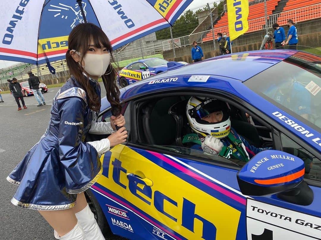武田美憂のインスタグラム：「. オウルテック社員ドライバーの#110加藤選手と🌟 「表彰台お願いします！！」 「馬鹿か！！」 とやり取りしている場面です☺️🌷笑 . そう言いつつも、どこがこう走りにくい〜とか、ここはもう少しこうしたかった〜とか、 わたしなんかにも教えてくれるオウルテック社員ドライバーである加藤さんと山本さんなのでした🏎 . #オウルテックレディ #sgt #supergt #owltech #tgrteamsard #sard #いいねしてね #portrait #portraitphotography #model #japanesegirl  #racequeen #レースクイーン #グラビア #水着 #ハウススタジオ #被写体モデル #被写体 #モデル #作品撮り #ポトレ #ポートレート #followme #フォロワー増やしたい #フォロワー募集」