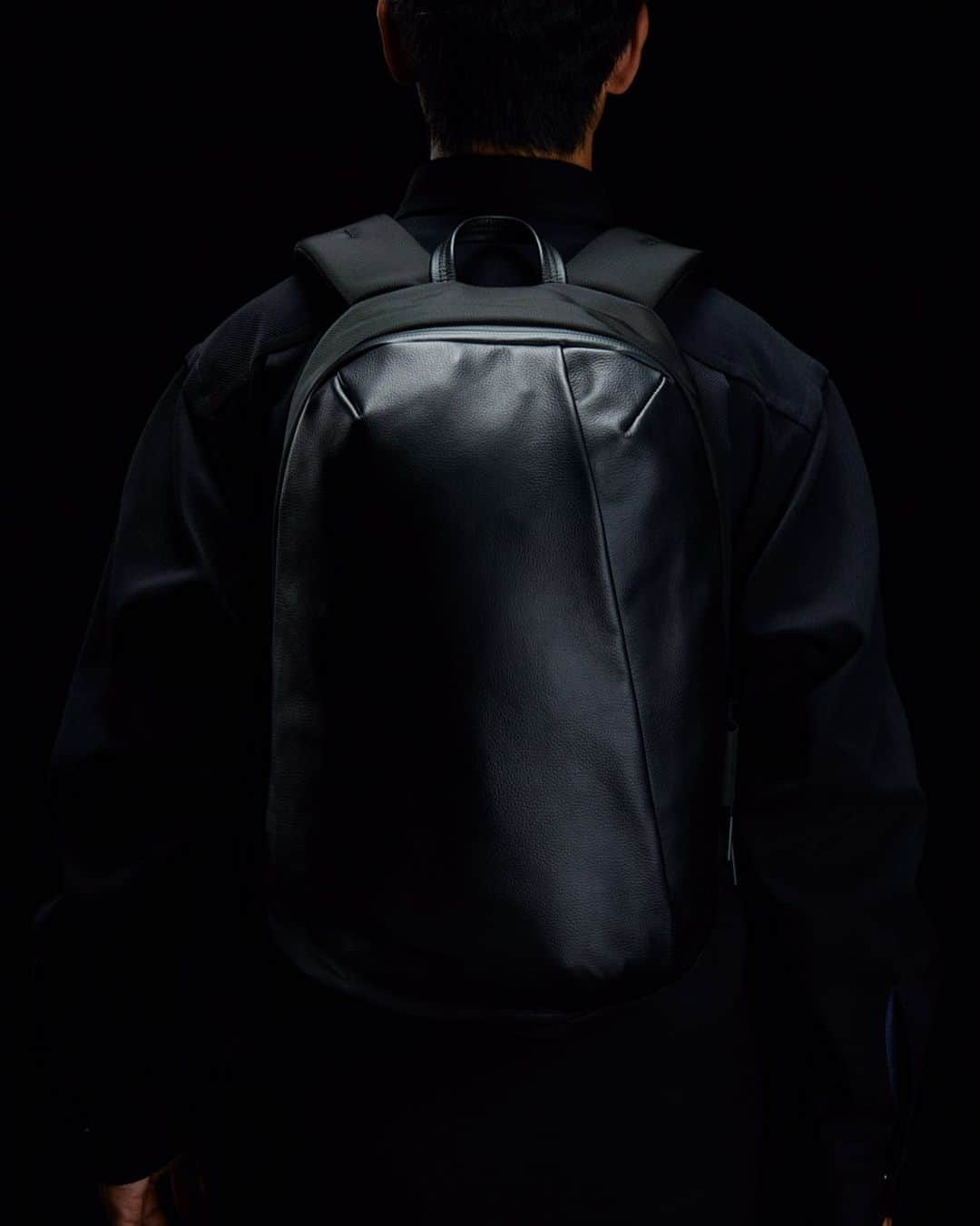 エストネーションさんのインスタグラム写真 - (エストネーションInstagram)「"WEXLEY" STEM BACKPACK Japan Limited Edition 'ESTNATION EXCLUSIVE'﻿ 9月30日（水）よりエストネーション オンラインストアにて先行予約を承っております。﻿ ﻿ エストネーション監修による、ベルギー発のバッグブランドWEXLEYのトップセラー「STEM BACKPACK」の日本限定モデルが数量限定で登場。﻿"都会的なミニマリストに向けた、機能的でシンプルなバックパック"をコンセプトとしたSTEM BACKPACKを、フロント部分とトップの持ち手には撥水コーティングの牛革レザー、ボディ部分には軽量ながら傷に強いCordura®のバリスティックナイロンを採用することで、さらにコンテンポラリーで上質な仕様へとアップデートしました。﻿ ﻿ #エストネーション #estnation #wexley @wexleyjp」10月1日 14時40分 - estnation_jp