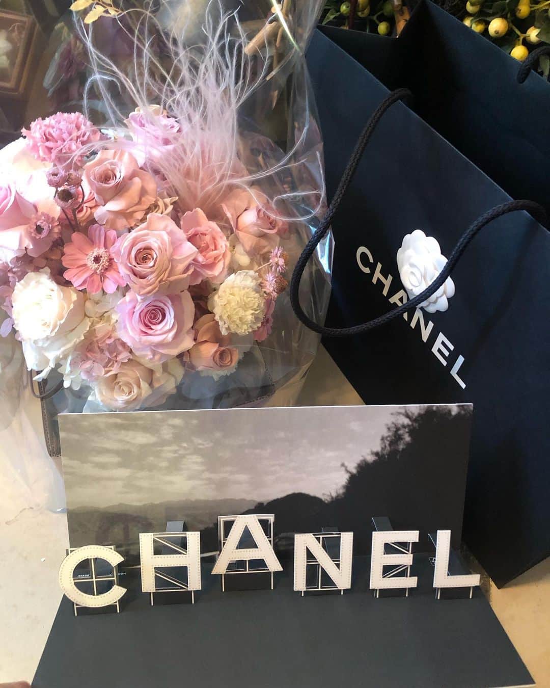 ホン・スアさんのインスタグラム写真 - (ホン・スアInstagram)「감솨해요오💗✨🌸 @chanelofficial  #chanel  #chanelno5  #pinkflowers」10月1日 14時49分 - sooah.hong