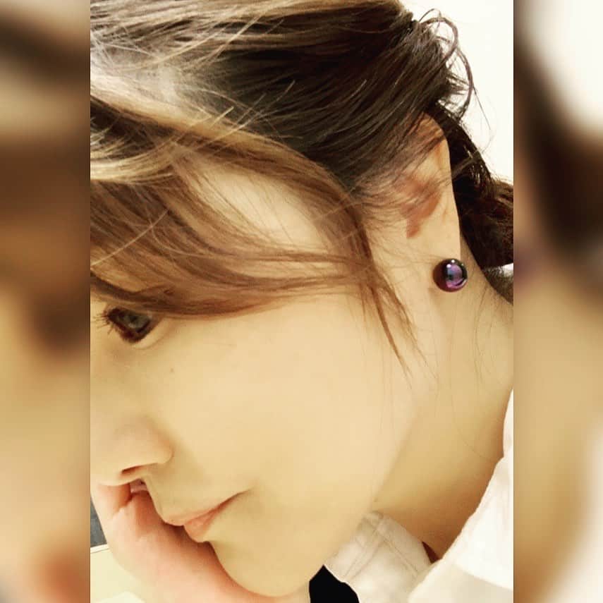 中澤裕子さんのインスタグラム写真 - (中澤裕子Instagram)「💜💜 今日のピアスも お気に入りのひとつ。 角度で色が違って見える。 紫深緑綺麗な色。  髪は最近お仕事の時は ゆるく まとめてもらう事が多いかな。  今日はこれから生放送 ☆めんたいワイド☆  別スタジオからリモートです。  #FBS #めんたいワイド」10月1日 14時42分 - yuko_nakazawa_