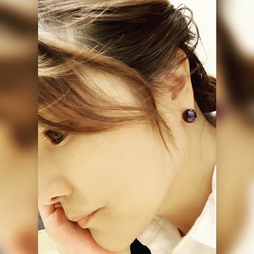 中澤裕子のインスタグラム：「💜💜 今日のピアスも お気に入りのひとつ。 角度で色が違って見える。 紫深緑綺麗な色。  髪は最近お仕事の時は ゆるく まとめてもらう事が多いかな。  今日はこれから生放送 ☆めんたいワイド☆  別スタジオからリモートです。  #FBS #めんたいワイド」