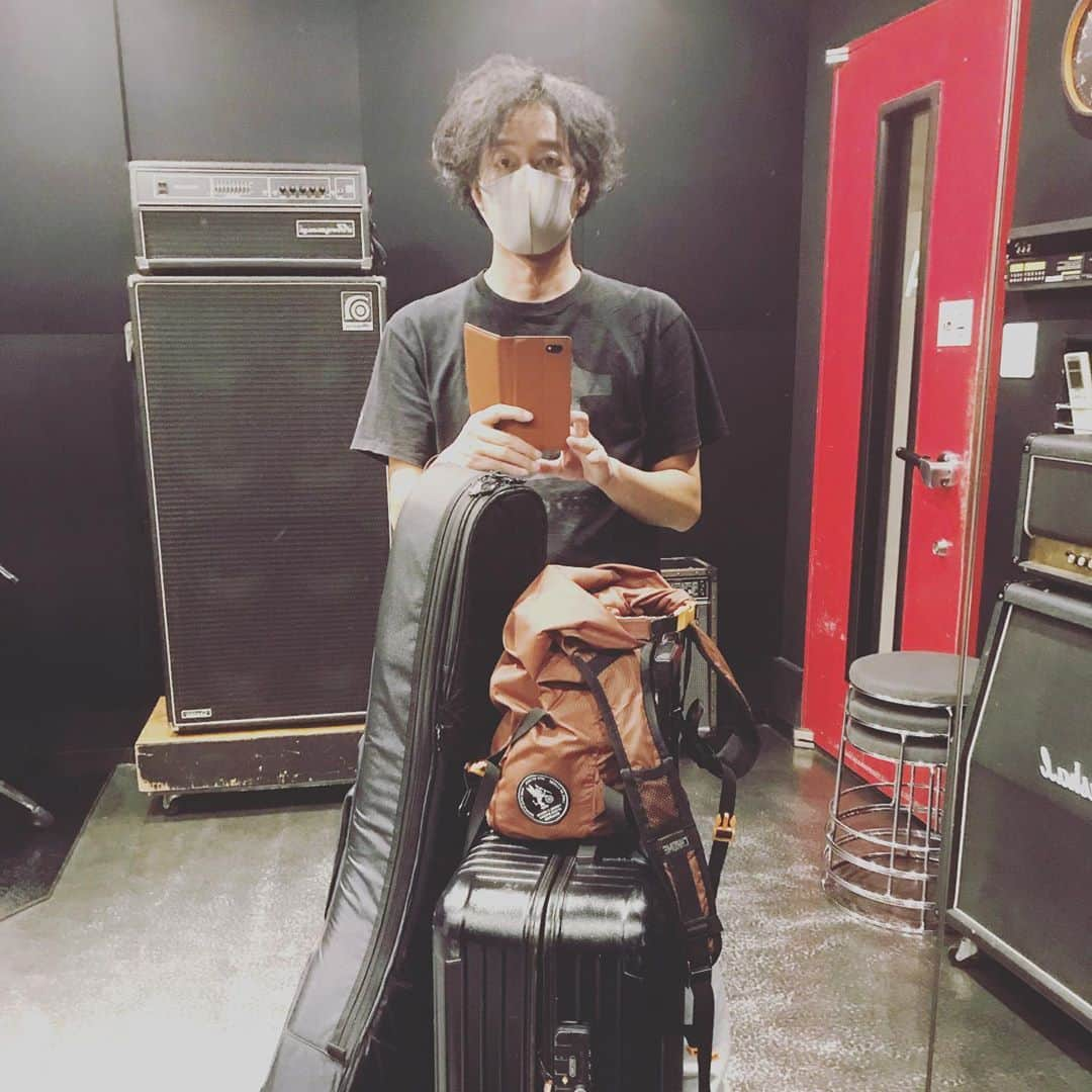 大谷友介さんのインスタグラム写真 - (大谷友介Instagram)「ひとりリハ開催中 弾き語りなのに荷物多っっっ😢  週末の本栖湖のイベントたのしみだなぁ☺️ 湖の上でカヌーにゆられながらライブを観るの、絶対気持ちいいよね〜  詳しくは ↓ @minamo_no_oto」10月1日 14時43分 - oya_yusuke