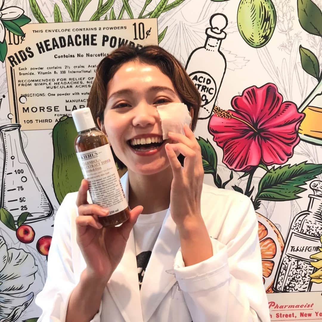 キールズ Kiehl's Japanさんのインスタグラム写真 - (キールズ Kiehl's JapanInstagram)「#キールズフラグシップ KCRのお気に入り製品をご紹介！ 今週は仲本KCR( @moe_kiehls )のお気に入り製品である #カレンデュラトナー をご紹介します🌻 乾燥が気になり出すこの時期にも、しっかり潤いを与え、素肌を穏やかに整えてくれる化粧水。 季節の変わり目でもゆらがないヘルシースキンを目指す方におすすめのアイテムです。 肌荒れが気になるときにはコットンパックを試してみてください☺  仲本KCRのアカウント( @moe_kiehls )もぜひチェックしてみて下さいね！ @kiehlsjp #kiehls #キールズ #スキンケア #ヘルシースキン #アポセカリー #ニューヨーク #NewYork #skincare」10月1日 14時44分 - kiehlsjp