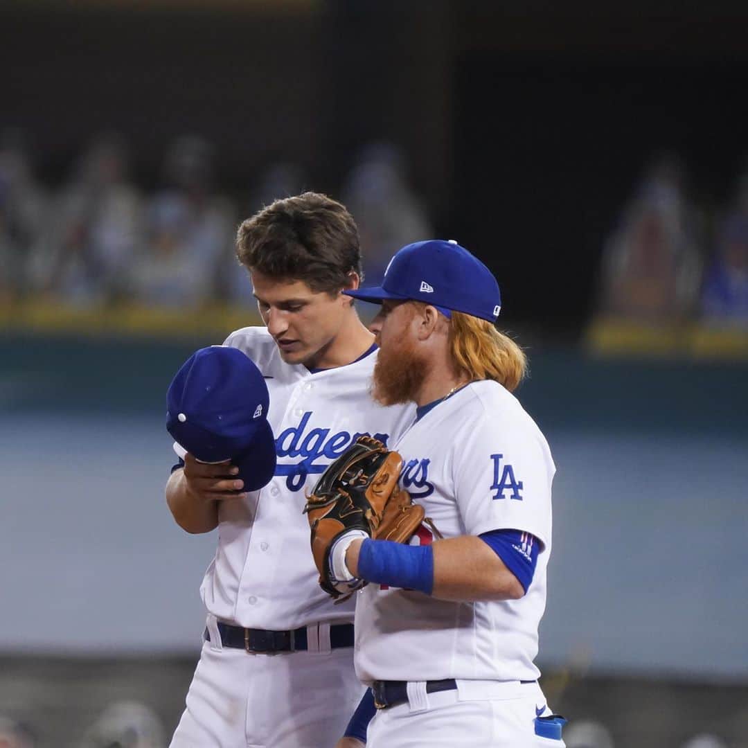 ジャスティン・ターナーのインスタグラム：「“Hey @coreyseager5 nice homer, is that the #Bubble dinner menu for tonight?”   @dodgers win  📸 @jon.soohoo」