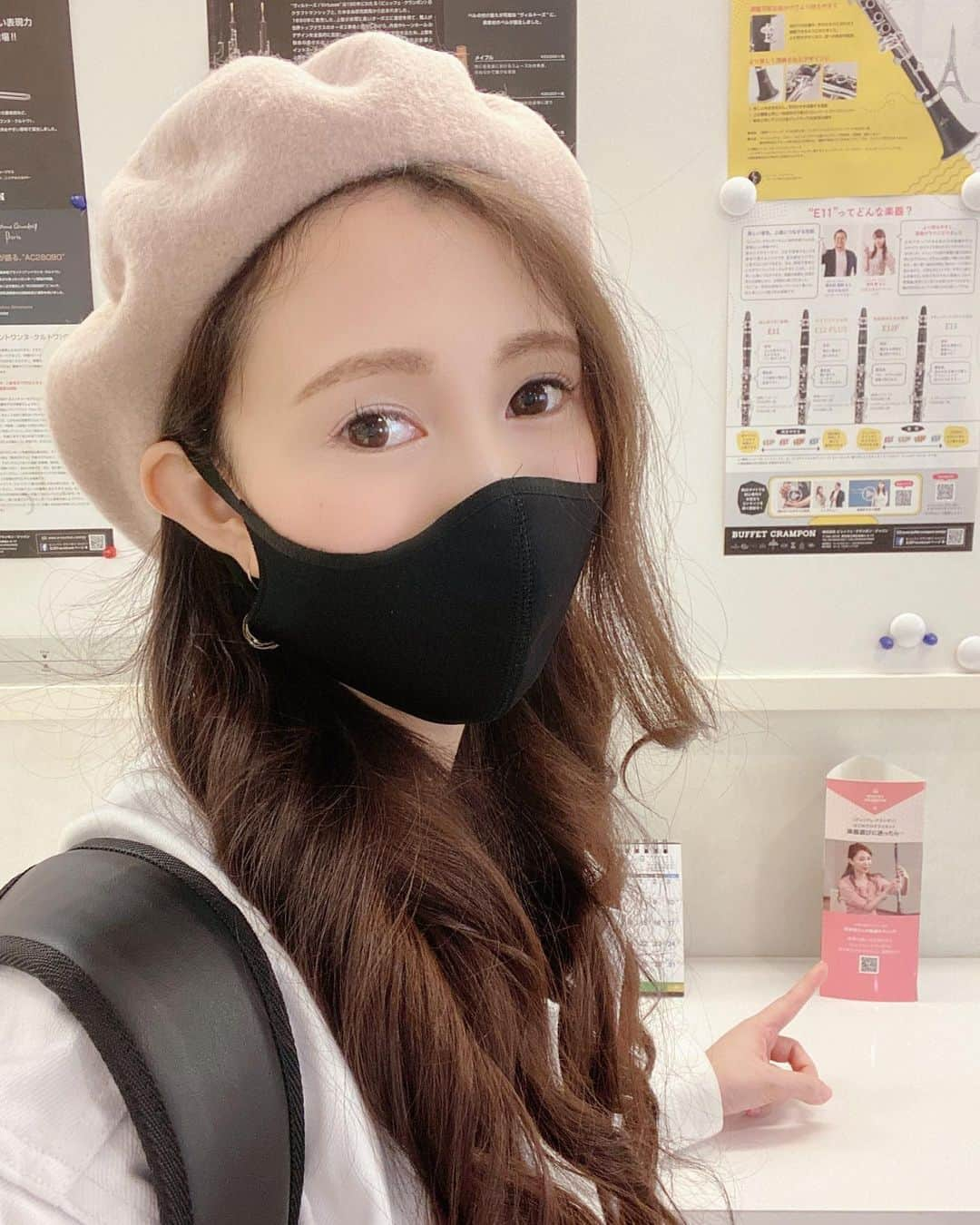 若林愛さんのインスタグラム写真 - (若林愛Instagram)「クランポンにて楽器の調整をしてもらいました✨✨ 田村さんいつも素晴らしい調整ありがとうございます🙏✨ 新しい楽器あるあるの木の膨張でジョイントがだいぶキツくなってたのでそれが無くなっただけで本当ストレス解消！！ありがたい〜🙏✨ 待合室に私がたくさんいました笑 . #クランポン #ビュッフェクランポン #wearebuffet #crampon #buffetcrampon #clarinet #クラリネット #pop #フライヤー #メンテナンス #調整 #楽器調整」10月1日 14時45分 - megumi.cl