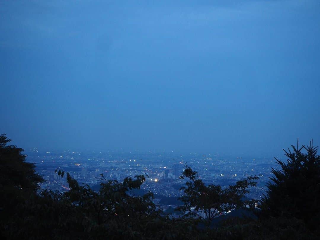 伊藤桃さんのインスタグラム写真 - (伊藤桃Instagram)「【#高尾登山電鉄 #ケーブルカー 高尾山駅 】 昨日のふらり高尾山旅のつづき(,,･ω･,,) 行きはリフトで上ったので、帰りはケーブルカーにのりました🥰 * 1枚目: この日のったもみじ号^^ 2枚目: 時刻は18時近く·····すっかり夜が近づき、街がキラキラと煌めきはじめていました。 3枚目: 新宿から高尾山口駅までは1時間。 たったそれだけなのに、そこには私が大好きな山景色がひろがっていました。 * 4枚目: ケーブルカー高尾山駅。 山小屋風なのかな？ 5枚目: 最前かぶりつき！なのだけど····· まずはまるでジェットコースターのような急斜面をおりて行きます！ かぶりつきで見ているとスリル満点でドキドキ‪\(ᯅ̈ )/‬ なんといっても、608‰（31度18分）という、鉄道事業法準拠の日本の鉄道における最急勾配だそう·····！ * 6枚目: トンネルを抜けた先には遠くに煌めく街の灯り、そして中秋の満月前日の満ちた月がみえました。 真っ暗な山の中をケーブルカーが下っていきます。 7枚目: 途中すれ違いも✨ だけどとっさにピントがあわずすれ違うところしか撮れなかった〜残念😭 8枚目: 再びトンネルをぬけて····· 終点、清滝駅に到着！ 高低差実に271mの旅でした。 9枚目: 切符を持ち帰れるのも嬉しいところ＼^^／ 私気づかずに片道ずつ切符買っちゃったけど今、記念切符もうっているそうです😭残念 10枚目: ライトアップされてかっこいい清滝駅舎(,,･ω･,,) ✂︎-----------------㋖㋷㋣㋷線-------------------✂︎ 本当に思いつきで訪れた高尾山だったけど、 大好きな山の空気を吸えて、鉄分も補給できて本当にリフレッシュできた時間となりました。 楽しかった、昨日の思い出♡ また北陸の旅レポにつづく·····(,,･ω･,,) #高尾山デート #高尾山 #mttakao #高尾山登山 #高尾山ケーブルカー #takaosan #夜景が綺麗」10月1日 14時52分 - itomomo_tetsu