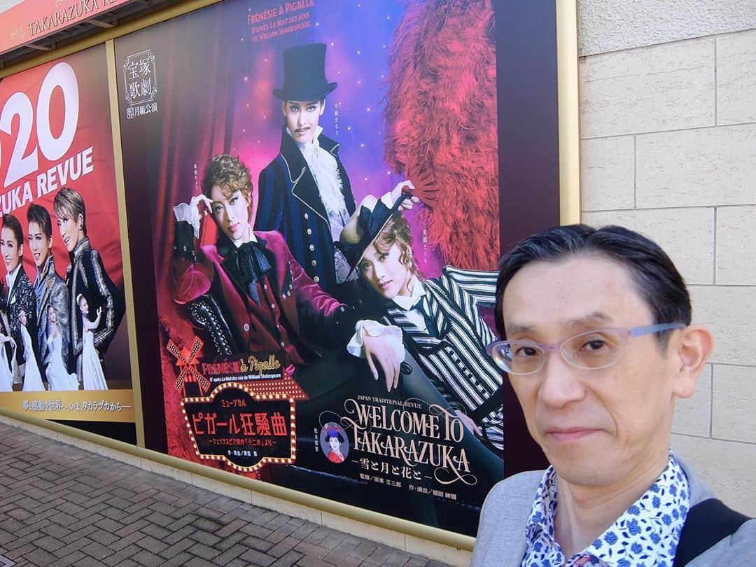 桂春雨さんのインスタグラム写真 - (桂春雨Instagram)「これから宝塚大劇場で、月組公演『WELCOME TO TAKARAZUKA −雪と月と花とｰ』『ピガール協奏曲』を観劇。7カ月ぶりに宝塚大劇場に来ました。東京宝塚劇場よりも厳かな雰囲気です。背筋が伸びる心待ちになりますが、リラックスして観劇したいと思います。 #宝塚 #歌劇 #月組 #公演 #宝塚大劇場 #珠城りょう #美園さくら #月城かなと #風間柚乃 #鳳月杏 #暁千星 #takarazuka #日本舞踊 #松本悠里 #退団 #ピガール #ムーランルージュ #ミュージカル#musical #pigalle #moulanrouge」10月1日 15時15分 - harusamek