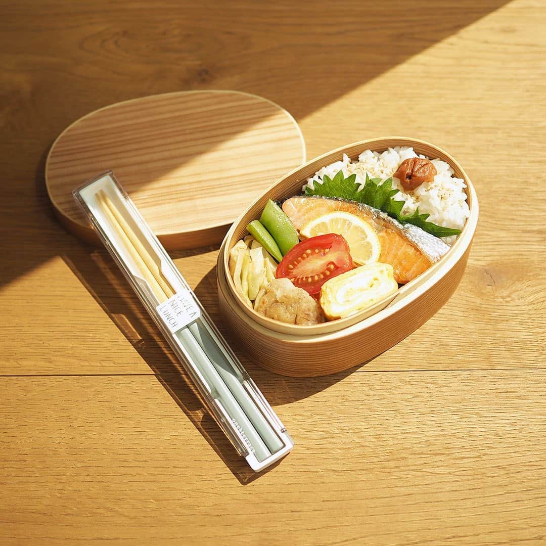 のインスタグラム：「こんにちは。 今回のワンズテラススタッフ「今日のお弁当」は、果実酒やシロップ作りにはまっているという、料理好きのHさん。お弁当のポイントやこだわり、おすすめアイテムなどをご紹介します！  ＜第4回目＞ VMD担当　Hさん  ■こだわり・ポイント 「毎日のお弁当なので、無理しすぎず、でもお昼が楽しみになるようなお弁当になるよう心がけています。お肉（鶏肉、豚肉、ひき肉料理）やお魚、のっけ弁、麺などがローテーションになるようにメニューを決めて、マンネリにならないようにしています。また、おいしい旬の食材をできるだけ取り入れるようにしていて、最近では栗ご飯をお弁当にしました」  ■おすすめアイテム 「合羽橋道具街で購入した、曲げわっぱのお弁当箱を愛用しています。一部塗装されているので本物ではないのですが、ごはんがおいしく食べられます。しっかり乾かしてから使うことで、長持ちするように大切に使っています。お箸はワンズテラスで購入しました。ケースの中で動かないような設計になっているので、持ち歩きの時にカチャカチャ音が鳴らないところが気に入っています」  旬の食材を取り入れて、お弁当作りを楽しんでいるようですね。涼しくなってきて、秋の味覚が楽しめる季節。みなさんも栗ご飯など旬の食材を使った料理に挑戦してみてはいかがでしょうか？  #暮らしの旬 #onesterrace #ワンズテラス #onesday #お弁当 #お弁当作り #お弁当女子 #お弁当男子」