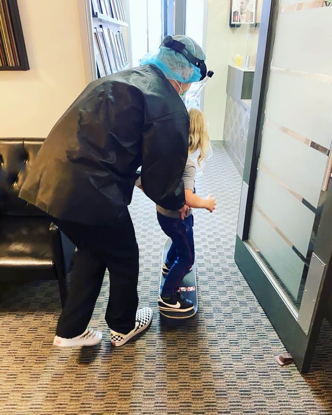 P!nk（ピンク）さんのインスタグラム写真 - (P!nk（ピンク）Instagram)「Whose dentist is cooler? Is that even a thing? Not when I was a kid!!! My kids’ dentist used to be a pro skater and that’s how his littles get to the chair. He also makes Mr Chickenhead out of sterile gloves. I freaking love you @drjonmarashi」10月1日 15時10分 - pink