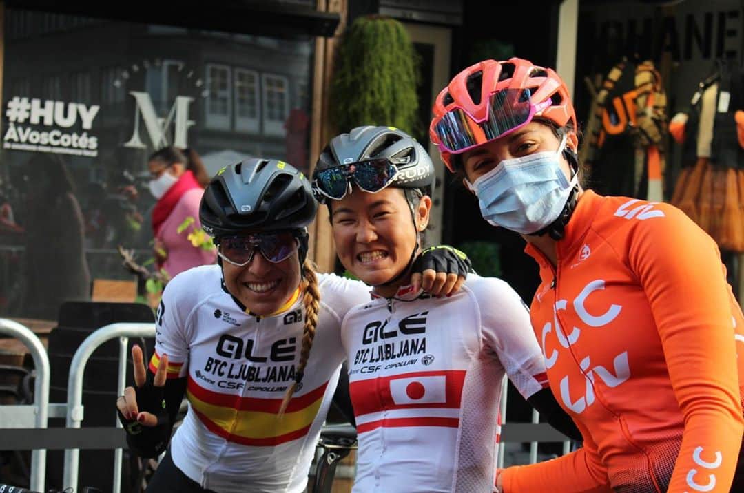 與那嶺恵理のインスタグラム：「Happy Back to @uci_wwt race 💛❤️🧡 with these smiles 😊  . . Friendship is beyond team 🤘🏻but during the race it will be enemy 👻  . . #今日のエリさん　#alebtcljubljana #Alecycling #rudyproject #windtex」