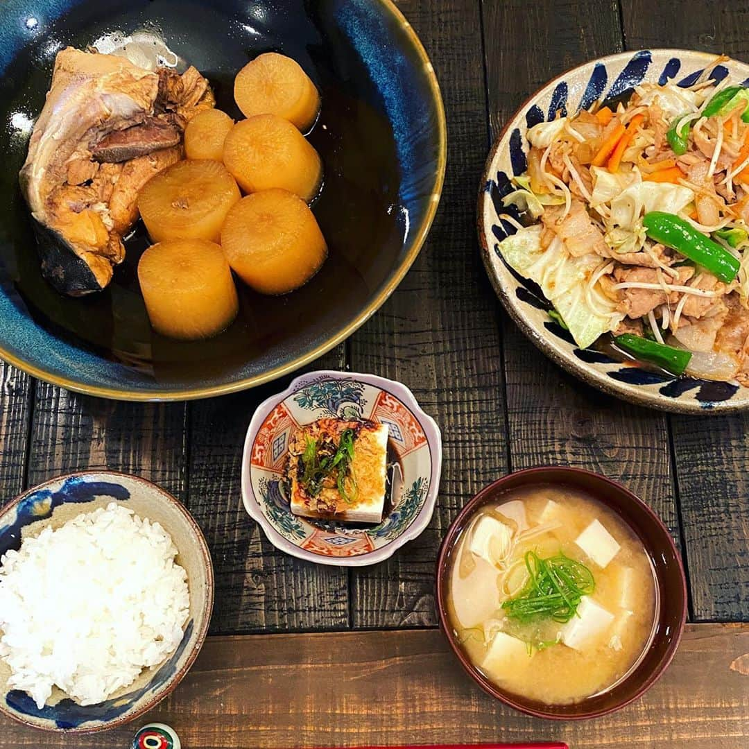 島谷ひとみさんのインスタグラム写真 - (島谷ひとみInstagram)「溜まったお家ごはん🍚🥢。  記録。  最後、いつの日にかの実家での飯炊き次女。w📷  日々いろいろな事がありますが、生きていると食欲が無くなるような事もあるかと思いますが、そんな時こそ自分の中のご馳走を楽しんでめいいっぱい作るんだ。  私達は、 食べる為に働き、動き、テーブルを囲む事によって輪が生まれ、向かい合って語り合い、相手の変化を知り、相手のためにいる自分に気付き、自分の為にすぐそこにいてくれる存在に感謝できる大切な時間です。  食事は、食事の時間は大切です。  健康=食事  みんなでテーブルを囲んでいるだけでお腹も胸もいっぱいに膨らみます❤️  実家で当たり前のように与えてくれていた母の手作りごはんと「今日どうだった？」の、食後の長〜い会話。  改めて、食事の時間に感謝です。  そんなこんな。  #私の豊かな暮らしごと #お家ごはん #小料理しまたに #島谷製作所 #島谷ひとみ」10月1日 15時12分 - shimatani_hitomi_official