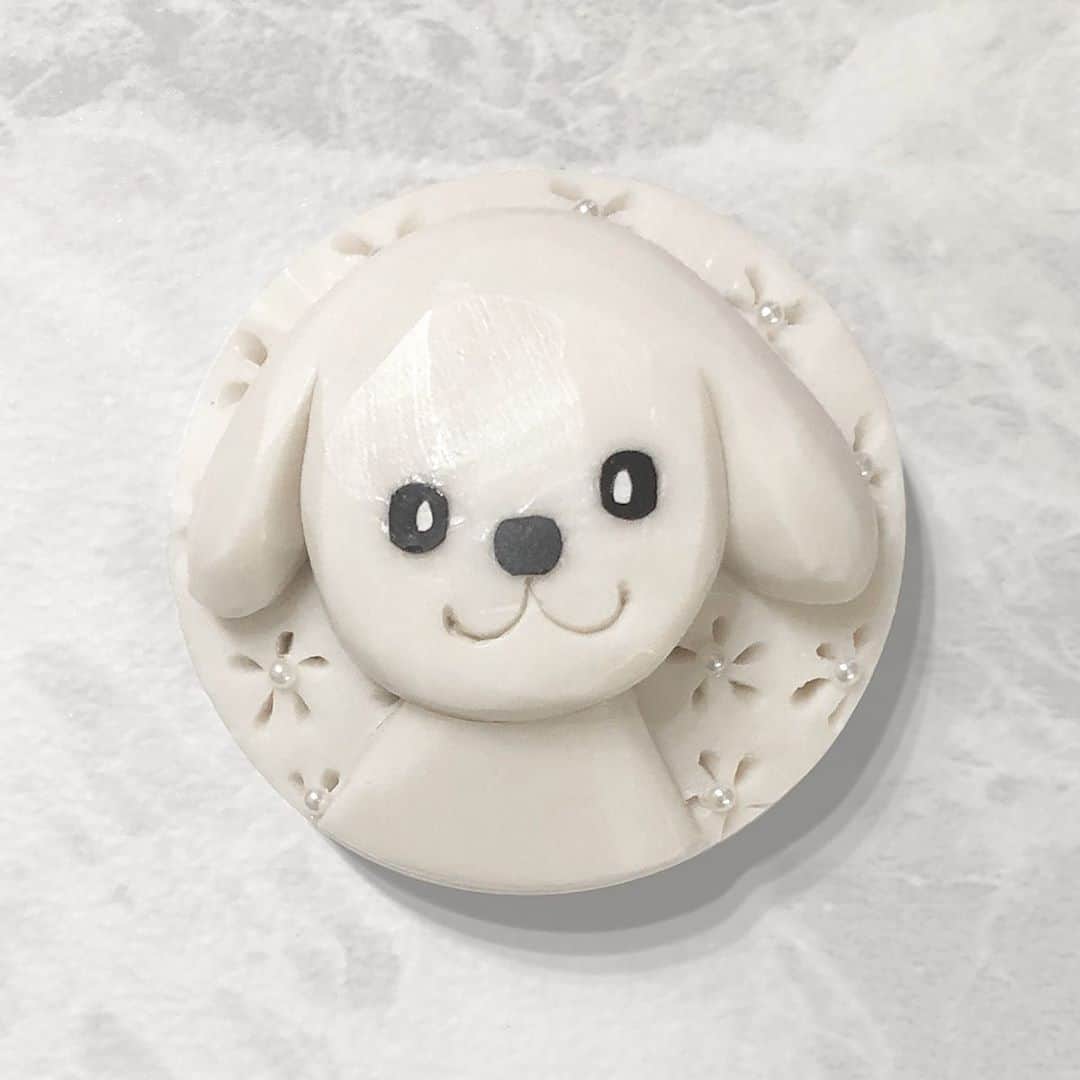 ダスキン ダス犬【公式】のインスタグラム：「【アートdeダス犬♪ハンドクラフト企画】 @mayumi_ninomiya_carving さんとタイアップ！ 石鹸でダス犬を作っていただきました♪ タイ発祥の「カービング」という手芸で、石鹸やフルーツに綺麗な装飾をするんだよ〜！ すごい...！  #石鹸のダス犬 #カービング #ダス犬のおうちじかん  カービング監修　@mayumi_ninomiya_carving」