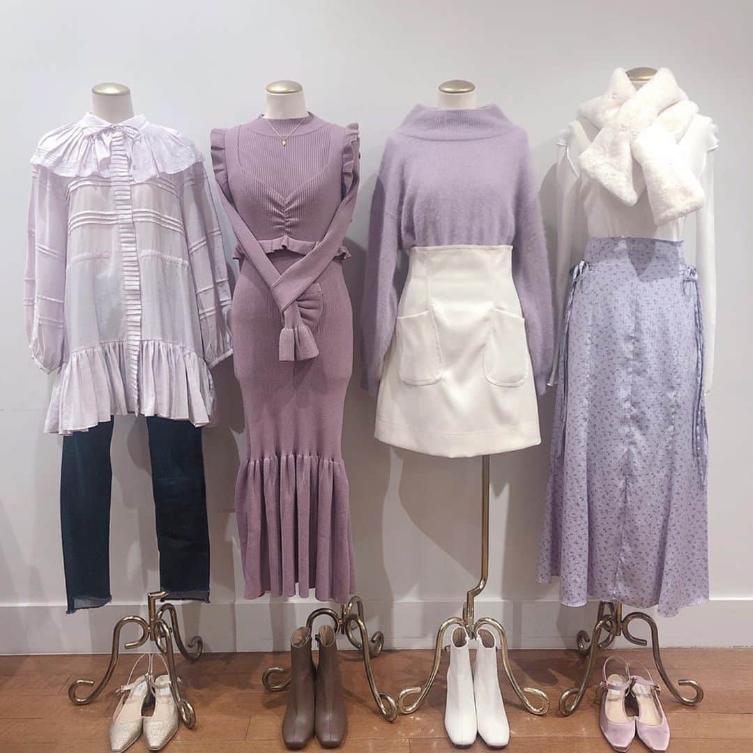 のインスタグラム：「feminine coordinate♡♡ とっておきのお洋服でおしゃれをたのしんで♬  【DEICY池袋店営業時間変更のお知らせ】﻿ 新型コロナウイルスの感染拡大の影響に伴い営業時間を短縮しておりましたが、7月1日(水)より、下記の通り営業時間を一部変更し、通常営業いたします。﻿ ﻿ ■7月1日(水)～当面の間﻿ 11:00～21:00﻿ ﻿ ﻿ ■なお、お客様に安心して﻿ お買物をしていただけるよう、﻿ 新型コロナウィルス感染拡大防止策を﻿ 講じた上で営業いたします。﻿ ﻿ ご来店いただくお客様には﻿ ご不便をおかけすることもございますが、﻿ 何卒ご理解・ご協力を賜りますよう﻿ 心よりお願い申し上げます。﻿ ﻿ ﻿ DEICY池袋店 . . . #deicy #mecouture  #deicyikebukuro #parco #2020 #autumn #collection #coordinate #pink #lavender #purple #white  #newarrival #デイシー #ミークチュール #パルコ #ピンク #ラベンダー　#ニットワンピース　#ミニスカート　#花柄スカート　#ブラウス #ニット  #秋服 #冬服」