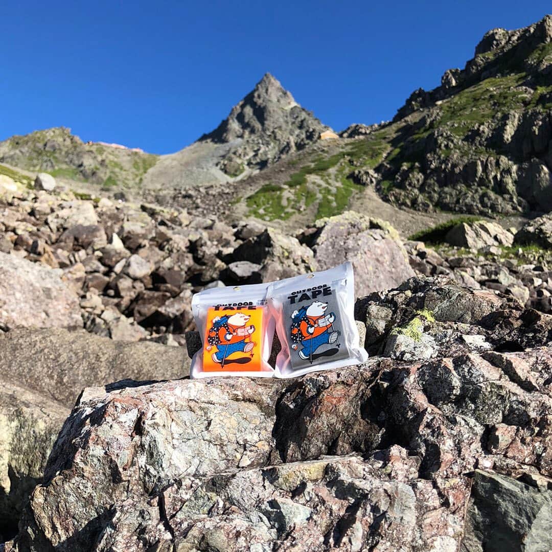 ヤマト株式会社さんのインスタグラム写真 - (ヤマト株式会社Instagram)「➷ 10月3日は登山の日🌿 登山で持っていると便利な『OUTDOOR TAPE（アウトドアテープ）』をご紹介します⛰ . 『アウトドアテープ』は薄くて軽くコンパクト、携帯にぴったりな布粘着テープ👍 登山、キャンプなどのアウトドアはもちろん、旅行、防災備品などさまざまなシーンで活躍します🙌 . アウトドアテープとカラビナを紐で繋げてリュックにつけておけば、すぐに使えるのでおすすめ♫ ちょっと何かを固定したいとき、止めておきたいときなど、「ピッ！」と簡単に手で切れて、しっかりとした粘着力で頼りになります💪 全8色のカラーバリエーションは、山でよく目立ちますよ😉 . ▨ 商品名：OUTDOOR TAPE（アウトドアテープ） ▨ Line up：ネオンピンク・ネオングリーン・ネオンオレンジ・ネオンブルー・パステルパープル・パステルグリーン・イエロー・シルバー 全8色 ▨価格：￥590＋税 ▷商品詳細はヤマトホームページへ . ➷ #アウトドアテープ #登山 #キャンプ #槍ヶ岳 #登山の日 #アウトドア #キャンプグッズ #梱包テープ #梱包 #旅行準備 #旅行グッズ #防災ポーチ #防災グッズ #防災用品 #テープ #ガムテープ #便利グッズ #便利アイテム #ヤマト株式会社 #ヤマトの文具 #bungu #stationery #stationerylove #stationeryaddict #outdoortape #stickytape」10月1日 15時30分 - yamato1899
