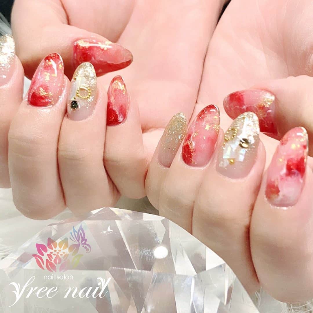 free nail フリーネイルのインスタグラム：「. お客様ネイル💅🏻🐿 . 赤色大理石💄🌹❤️ . 大人色ネイル🌹 . ご来店ありがとうございました🙇🏻‍♀️🙇🏻‍♀️🙇🏻‍♀️💗 . #ネイルアート #ジェルネイル #ネイルサロン #大阪ネイルサロン #ネイルデザイン #ネイルチェンジ #大理石ネイル #金箔ネイル #ラメネイル #キラキラネイル #赤ネイル #ベージュネイル #デザインネイル #トレンドネイル #大人ネイル #シンプルネイル #おしゃれネイル #秋ネイル #autumnnails #nailsart #nailsdid #美甲 #日式美甲 #日式美甲胶 #日本美甲师 #日本美甲老师 #美甲上课 #日本胶 #フリーネイル #freenail」