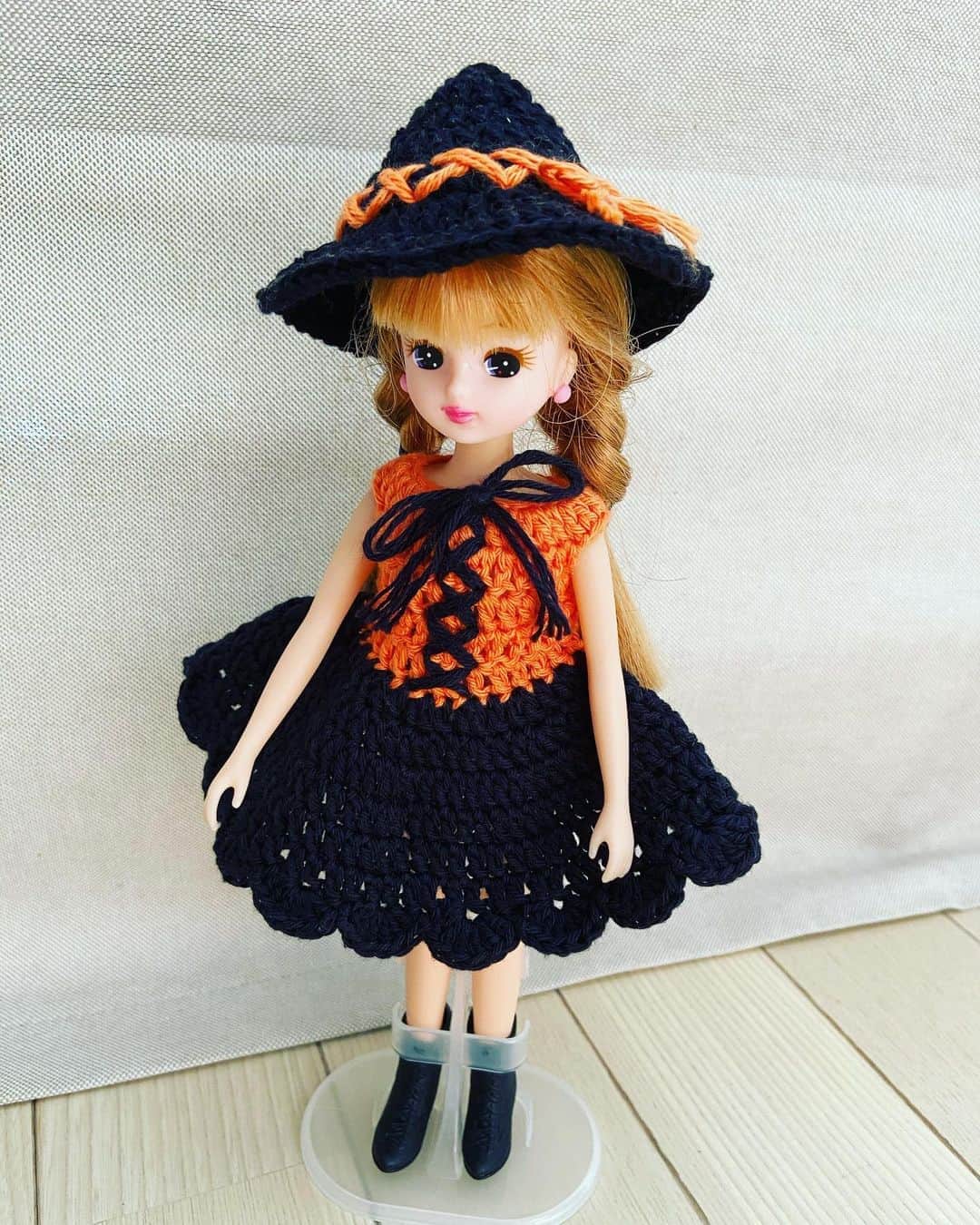 御影倫代のインスタグラム：「It’s October!! 10月になりましたね🌕今日は中秋の名月、見られるかなぁ？今年はハロウィンできるかなぁ？それにしてもリカちゃんは何着ても似合って羨ましいです。 #リカちゃんで季節感　#りかちゃん人形」