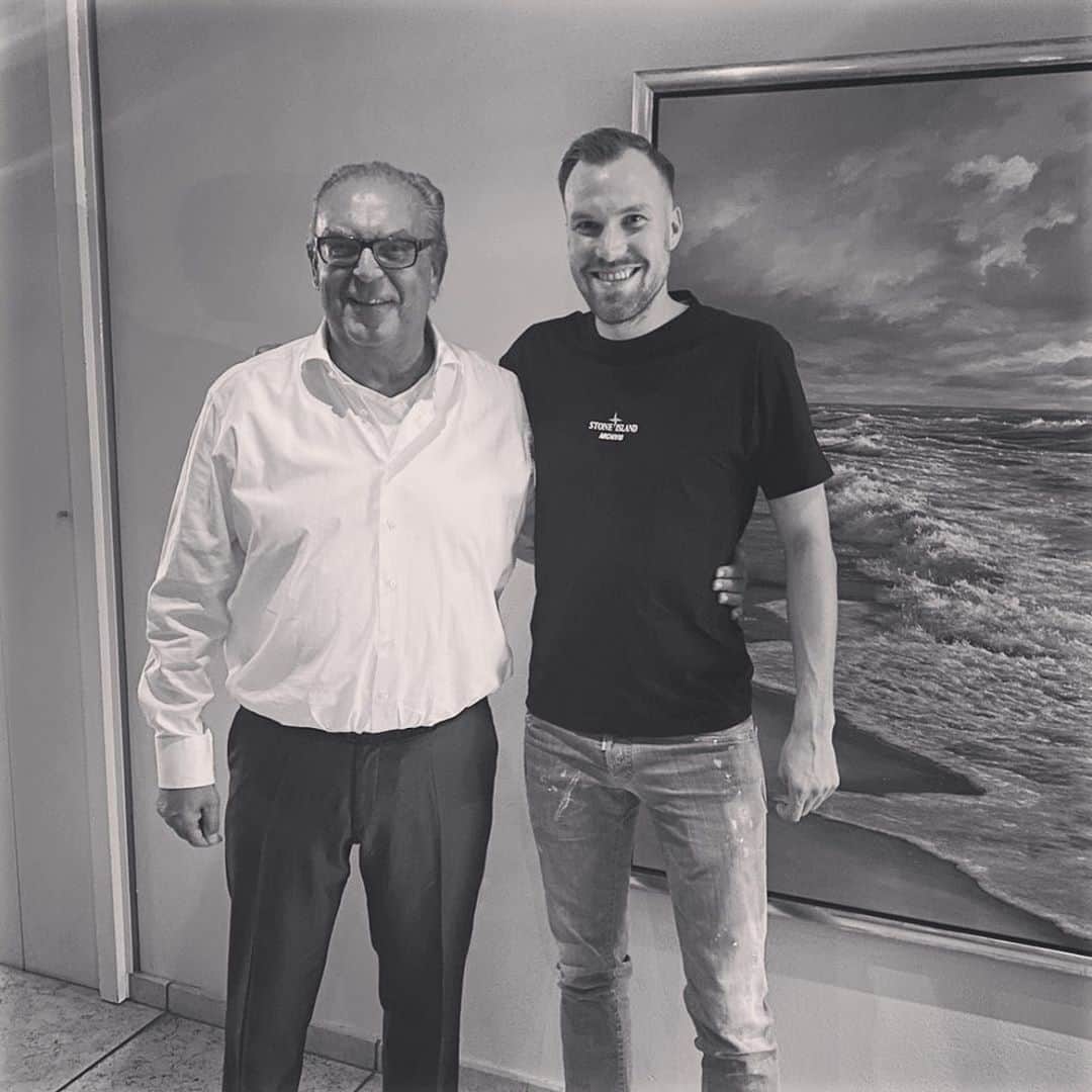 ケヴィン・グロスクロイツのインスタグラム：「Nochmal alles Gute zum 65. Geburtstag, Fritzchen 😘 Wir haben nach den geilen Siegen zusammen öfter mal nen Wasser oder auch zwei getrunken 🤪 Wat haben wir vor dem Training in deinem Büro immer für Scherze gemacht und uns einfach nur totgelacht 🙈😂 Du bist in den Jahren einfach nur ein ehrlicher, hilfsbereiter und guter Freund geworden 👊🏻💯 Es war ein toller Geburtstag mit vielen geilen Menschen 👍 Bleib so wie du bist ❤️ Und wir werden immer Borussen sein...」