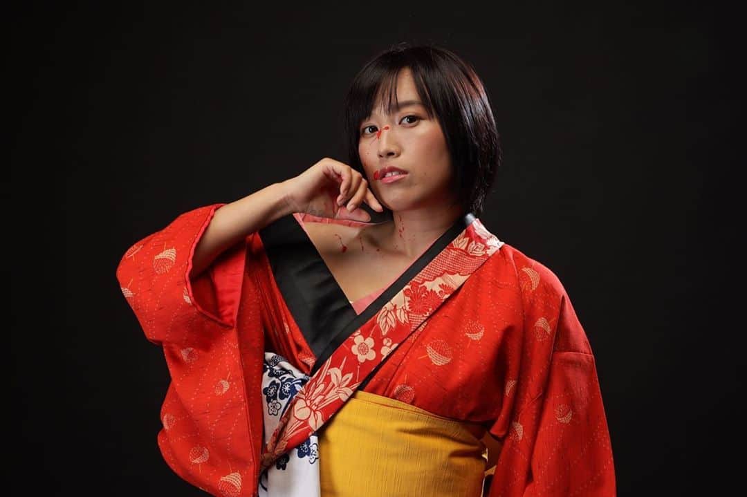 のインスタグラム：「. . 舞台に出演します…！ 7ヶ月振りのお芝居です。時代劇です。 ワクワクドキドキです。 こんなご時世なので、絶対とは言えませんが、もしよろしければ観にきて頂けたら嬉しいです…！ . . From W works公演 By the actor  For the actor PROJECT  【海辺のキラー】 演出・永澤俊矢　 作・阿部ぽてと　 上演台本・重住燎  【会場】 ザムザ阿佐ヶ谷 〒166-0001 杉並区阿佐ヶ谷北2-12-21ラピュタ阿佐ヶ谷B1F 03-5327-7640  【チケット】 ◆10/3(土)10:00~先行販売開始◆ ◆10/10(土)10:00~一般予約、販売開始◆ 日時指定　全席自由席　 前売り　4500円(税込) 当日　　4800円(税込) ※未就学児入場不可 ※受付は開演の45分前、開場は開演の30分前 ※最前列にお座りのお客様には団体側で用意したフェイスガードの着用をお願いいたします。  【チケット予約】 ◆先行販売◆ 10/3(土)10:00~10/9(金)終日まで受付 ※メール、振込のみ、チケット送料無料、振込手数料のみ購入者様負担) 『from.w.works@gmail.com』 ※上記のメールアドレスに ①タイトル『チケット予約』 ②お名前 ③日時 ④枚数 ⑤お届け先住所 ⑥ご贔屓出演者名(任意) をご記入の上、送信願います。 メール確認後、予約確認、振込先等の情報を返信させていただきます。 ※送信後、3日以上返信が無い場合はお手数ですが、同じくメールにてお問い合わせ願います。  ◆一般予約販売◆ 10/10(土)10:00~ オンラインチケットサービス 『https://www.confetti-web.com/detail.php?tid=58900&』（公演詳細ページ） ※感染症対策に関してはこちらのページに詳細を載せております。  ※ご予約後、セブン-イレブン店頭にてチケットをお受け取りください。 ※クレジットカード決済を選択された場合、チケット受け取りはお申込みより4日後からとなります。 ・お支払いは、Webからお申込の際にクレジットカード決済、またはチケット受け取り時にセブン-イレブン店頭でお支払いの、どちらかをお選びいただけます。  【上演スケジュール】 2020年11月26日(木)～29日(日) 川又咲出演回のみ記載 26日(木) 15:00~ 27日(金) 19:00~ 28日(土) 13:00~ 29日(日) 16:00~  【出演】 すがおゆうじ(崖っぷちウォリアーズ) 傳田圭菜(深海洋燈)  ○川又咲(劇団PIS★TOL) ☆大畑鮎奈  慈五郎(THE☆JACABAL'S／破天航路) 森谷勇太 大対源 潮見勇輝(劇団骸骨ストリッパー) G.K.Masayuki(KPR／開幕ペナントレース) 阿部ぽてと(THE☆JACABAL'S)  今井あずさ 月登  【あらすじ】 江戸中期。 相模国、海平藩では幕府により禁止されていた短筒の密造を藩の裏の財源としていた。 この街には脛に傷ある者達が国を追われ、又、密造の噂を聞き欲に駆られ、いつしかこの街は悪党が流浪の末にたどり着く場所となっていた。 人里離れた海辺で飲み屋を営む主人の安吉と妹の紗江。兄妹はこの街で生まれ、幼い頃より始末屋として育てられた。 【海鳴りが聞こえると浜に死体があがる。】まことしやかに囁かれる街の噂。 店に通う訳ありの常連達、隣町の同業人、街を仕切る同心、身投げする少女、徘徊する浪人。 誰かの謀略が誰を信じ誰を生かし誰を消すのかを海に問う。 今夜もまた海鳴りが聞こえる。  ◆出演者への面会、出待ち、贈り花、差し入れに関して◆ 本公演では、新型感染症対策として、終演後の面会、出待ち、贈り花(祝い花)、直接の差し入れ等を一切お断りさせていただきます。  ◆御贔屓応援システム◆ 御贔屓の出演者に差し入れをしてみませんか？ お客様1口2000円にて、稽古場、劇場にお客様のお名前と御贔屓の出演者を明記した熨斗紙を貼らせていただき、いただいた金額を元に、主宰側で差し入れをご用意させていただくシステムです。 祝い花、差し入れの変わりにご利用下さい。  【ご利用方法】 こちらのメールアドレス 【from.w.works@gmail.com】に ①タイトル『御贔屓応援システム』と明記 ②熨斗紙に載せるお客様のお名前 ③御贔屓出演者のお名前 ④口数 ⑤メッセージ ※メール受信後、振り込み先等を明記したメールを返信させていただきます。  HP：http://from-w-works.com/umibe . . #舞台 #小劇場 #役者 #女優 #時代劇 #海 #sea #actress #photography #photo #photo_jpn #me #ファインダー越しの私の世界 #followｍe」
