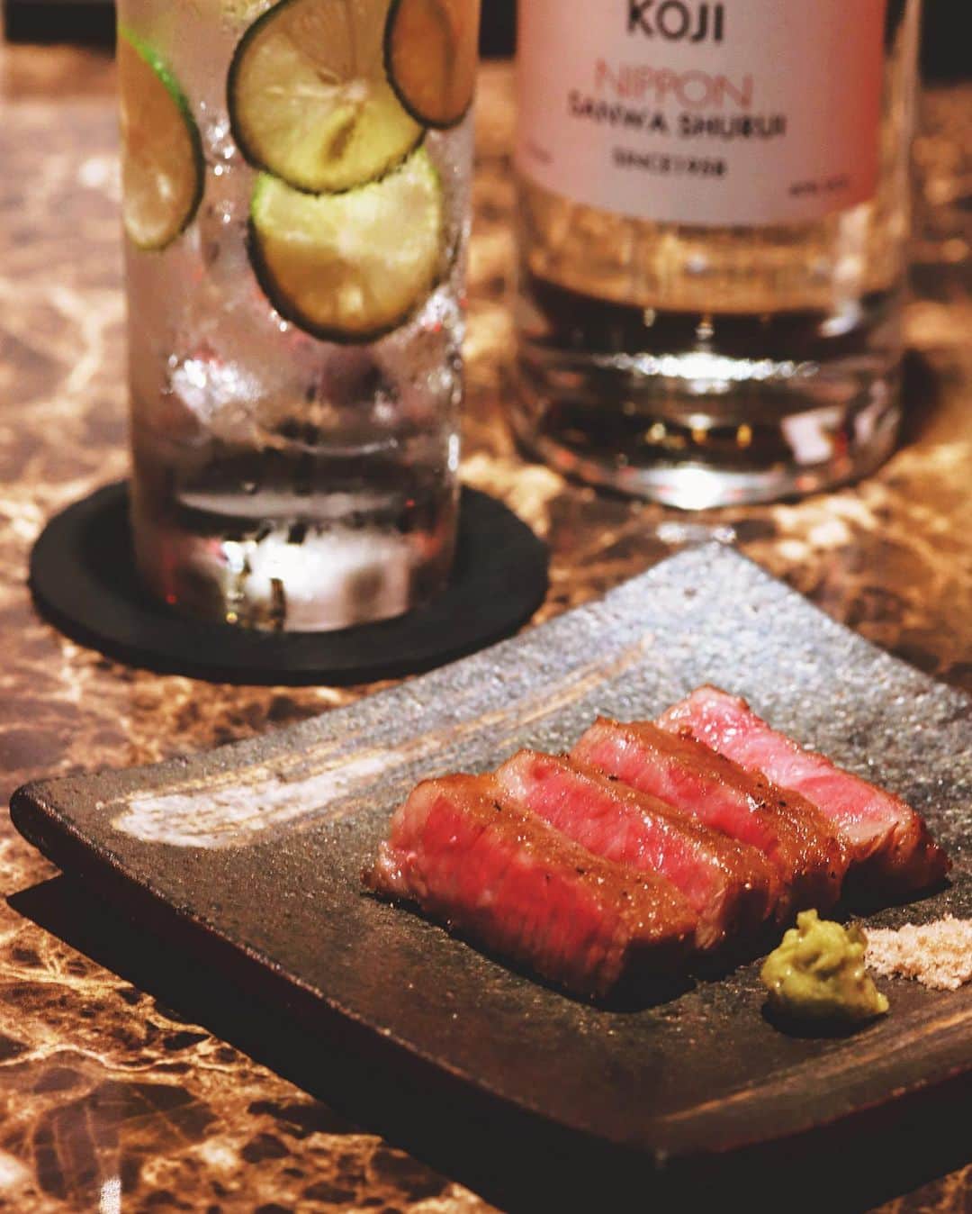 樋口正樹さんのインスタグラム写真 - (樋口正樹Instagram)「WA-DINNER き . １０月の"#Barで紡ごう"は、 西新宿で創業１８年になる 『WA-DINNER き』さんへ。 👉 @wa_dinner_ki . 肉、魚、野菜にこだわった 充実した和食をいただけて、 全国のお酒も豊富に揃えた おいしいお店なのですけど 個室テーブル席はもちろん、 なんとバーカウンターあり ここでもゆっくり紡げます。 . TUMUGIはお料理にとても 相性良いハイボール２種の レモン、すだちともお勧め。 . 写真１枚目は レモンのTUMUGIハイボール . 写真２枚目は すだちのTUMUGIハイボール . 写真３枚目は 常陸牛 ←茨城のブランド牛 . 写真４、５、６枚目は ムードあるバーカウンター、 落ち着いた個室テーブル席。 平日夜は16時からの営業で ちょっと早めに紡げますよ！ 土祝は昼から！←わっ最高！ @wa_dinner_ki . ＜お店情報はこちら﻿＞ ﻿『WA-DINNER き』 東京都新宿区西新宿7-9-17 第一伊藤ビル B1F https://wa-dinnerき新宿西口.com/ . . TUMUGIの公式サイトでは有名バーテンダーが語る “紡ぐ” 日本のならではのカクテルの文化と魅力とレシピを紹介しています。ぜひこちらもご覧下さい。 👉 @wapirits.tumugi . . #Barで紡ごう #Barで紡ごうキャンペーン #新宿バー #新宿ダイニング #新宿ディナー #新宿居酒屋 #西新宿グルメ #新宿グルメ #ワダイナーき #WADINNERき #新宿和食 #東京グルメ #東京ディナー #東京和食 #人気のお店 #ハイボール #レモンサワー #すだちサワー #tumugi #wapiritsTUMUGI #wapirits #麹 #三和酒類 #和ピリッツ #ツムギ #madeinjapan」10月1日 15時59分 - higuccini