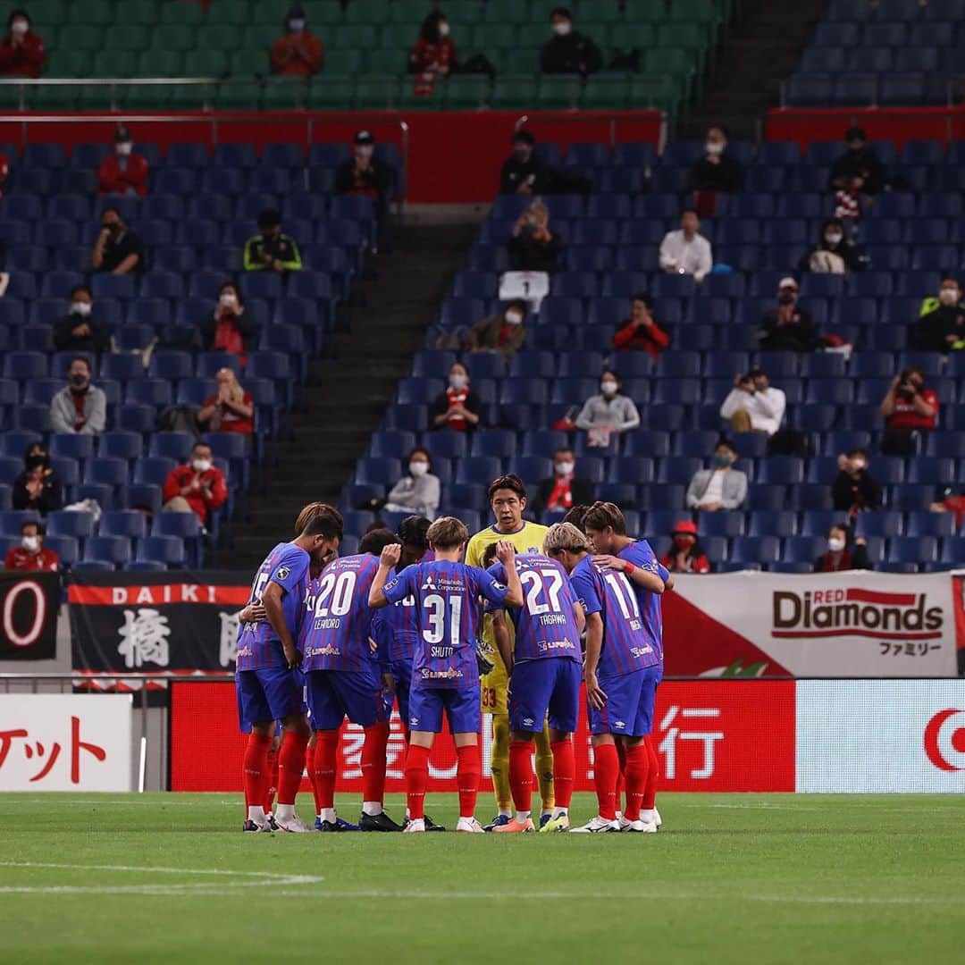 林彰洋のインスタグラム：「vs浦和 17年ぶりに勝利した事がFC東京にとって良い話題として上がります。 この勝利は嬉しい。ただこんな時だからこそ改めて感じたことを言います。 17年間勝てなかった時、それでも変わらず応援し続けてくれたファンの方、そして負けて悔しい気持ちや残念な想いを抱えながら、夜な夜な次の試合の為にユニホームの洗濯から何から何まで用意してくれたホペイロの山さんやトレーナー達のサポートがあった事を心から感謝したいです。 連戦が過密スケジュールであればあるほど、それぞれ選手個々のコンディション調整もキツいけど、その周りのスタッフの準備もかなり過密になる。 そういう想い積み重ねて次の準備をしたい。 ナイス勝利👍 #vs浦和レッズ #fctokyo」