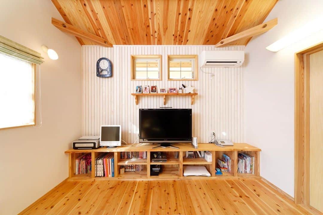木の家ミヤシタさんのインスタグラム写真 - (木の家ミヤシタInstagram)「ミヤシタは神戸市北区の木の家工務店🌿   リビング壁の一面を板張り&ドイツ製自然塗料オスモカラーのホワイトで着色✨同色＋素材違いにすることで統一感を持たせながら遊び心もあるインテリアに💕  もっと見たい方へ プロフィールはこちらです🌿 ↓↓↓ @miyashita_wood in  #ミヤシタの家 #神戸市北区 #工務店 #一級建築士事務所 #木造住宅 #注文住宅 #新築 #建て替え #リフォーム #製材所 #兵庫県産木材 #木の家 #セルロースファイバー断熱材 #デコスドライ工法 #無垢材の床 #木のあるくらし #工務店選び #工務店がつくる家 #マイホーム計画中 #ハウスメーカー選び #ハウスメーカー迷子 #家づくり #木が好きな人と繋がりたい #lovehyogo #リビング雑貨  #インテリア」10月1日 15時54分 - miyashita_wood