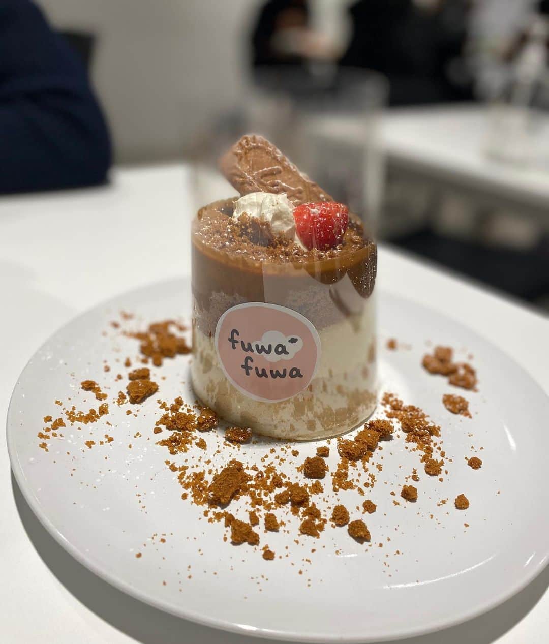 Eat With Steph & Coのインスタグラム：「Fluffy, wobbly, pancakes of dreams from @fuwafuwalondon swipe to see the waterfall (yep!) of lotus biscoff and check out that wobble 🤤🤤  hit save to come back to this next time you feel like pancakes 🥞  📷 @thetessaproject」