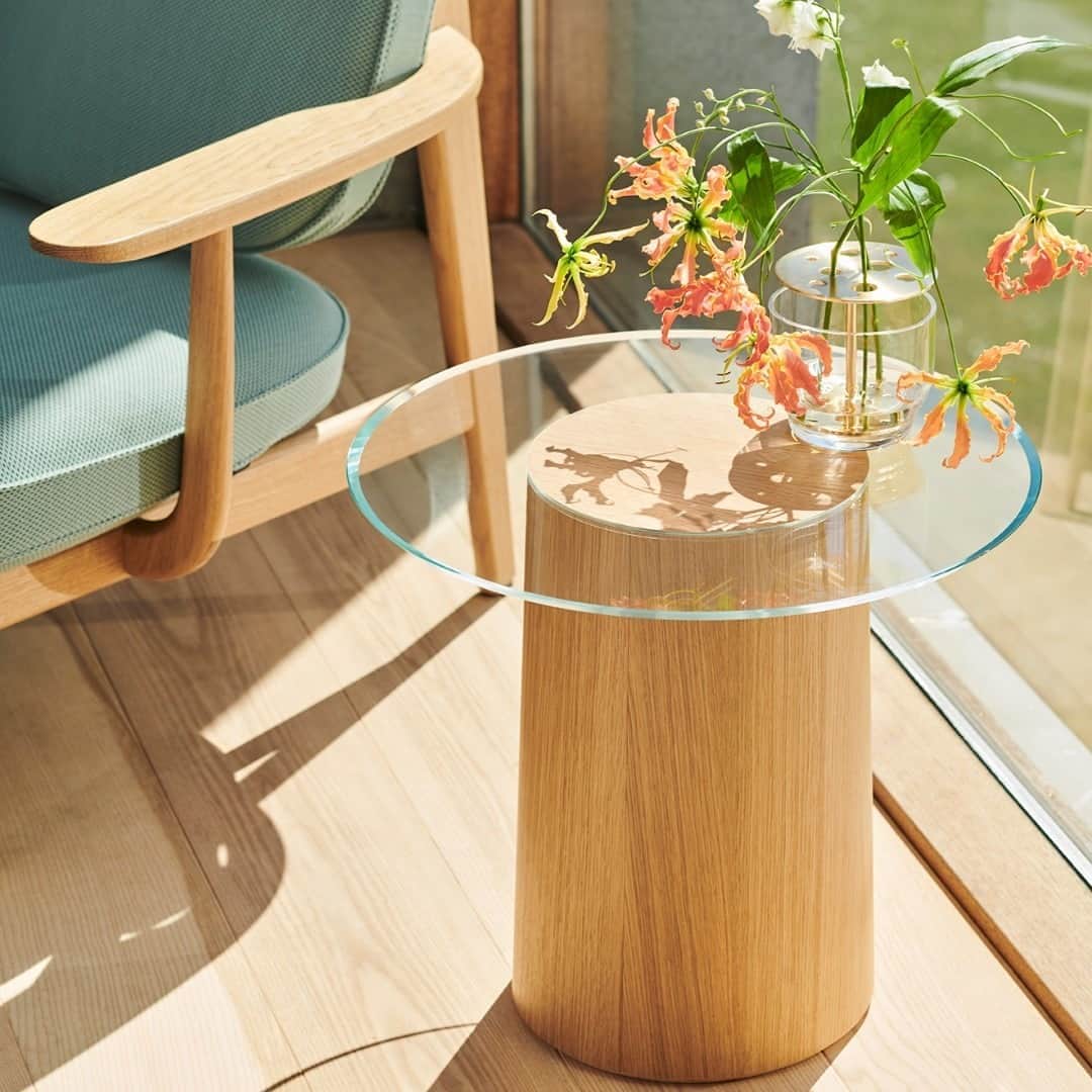 フリッツハンセンさんのインスタグラム写真 - (フリッツハンセンInstagram)「Introducing Stub, an elegant side table by Danish architect Mette Schelde that integrates wood and glass seamlessly.  Explore more via link in bio  #fritzhansen #danishdesign #sidetable #stub #metteschelde #danishdesigner #accessoriesbyfritzhansen #ikebana #tabledecor #loungechair #프리츠한센  #フリッツハンセン」10月1日 16時00分 - fritzhansen