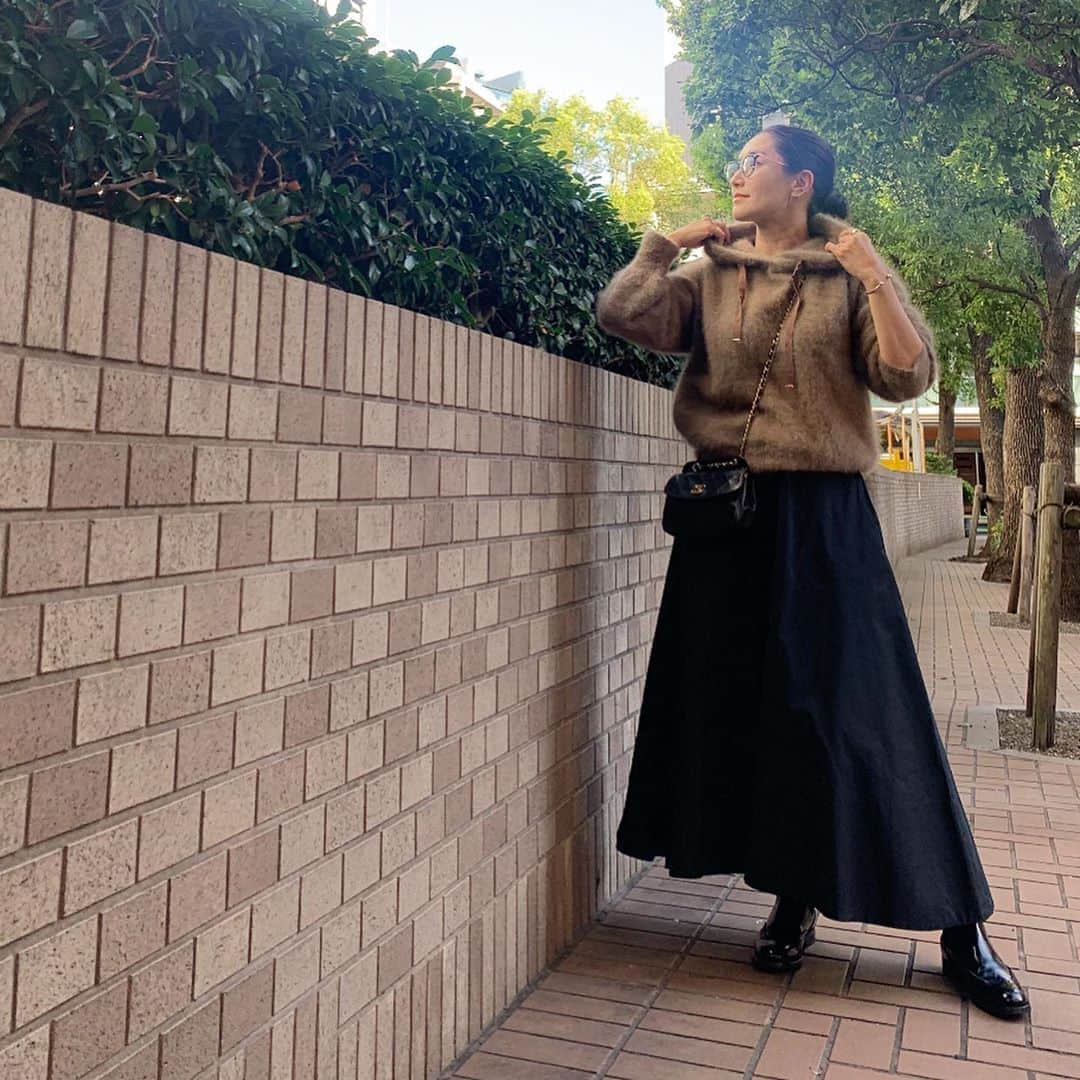 亀恭子のインスタグラム：「秋晴れのとある日。  現場で、普段フーディを着ない友達からもモヘアのこの子を褒められて^ ^  暖かくて軽くて、 ここから冬にかけてますます活躍する逸品。  ちなみに、この日のスカート。 ☞☞ 自立するんです。 息子の友達が遊びにきた時に 「手品だよ」と見せたら 興奮して中を覗いてましたw  workday 's… #fashion #ootd #kkstyle #tokyo #kamescloset #knit #loulouwilloughby #allureville  #skirt #madisonblue #bag #chanel #shoes #churchs #september #autumn」