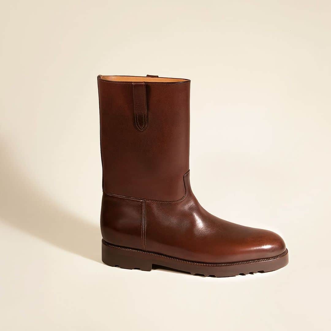 ジョンロブのインスタグラム：「From the Archive – Originally made for a client who was a fan of the movie “The Wild One", this minimalistic nod to the motorcycle boot was hand-crafted in sumptuous dark brown Barenia leather. Two pull straps on either side of its shaft frame this mid-calf boot for easy wear, whilst its rubber sole and double-welt stitch ensure grip and resistance.  . #johnlobb #johnlobbbespoke」