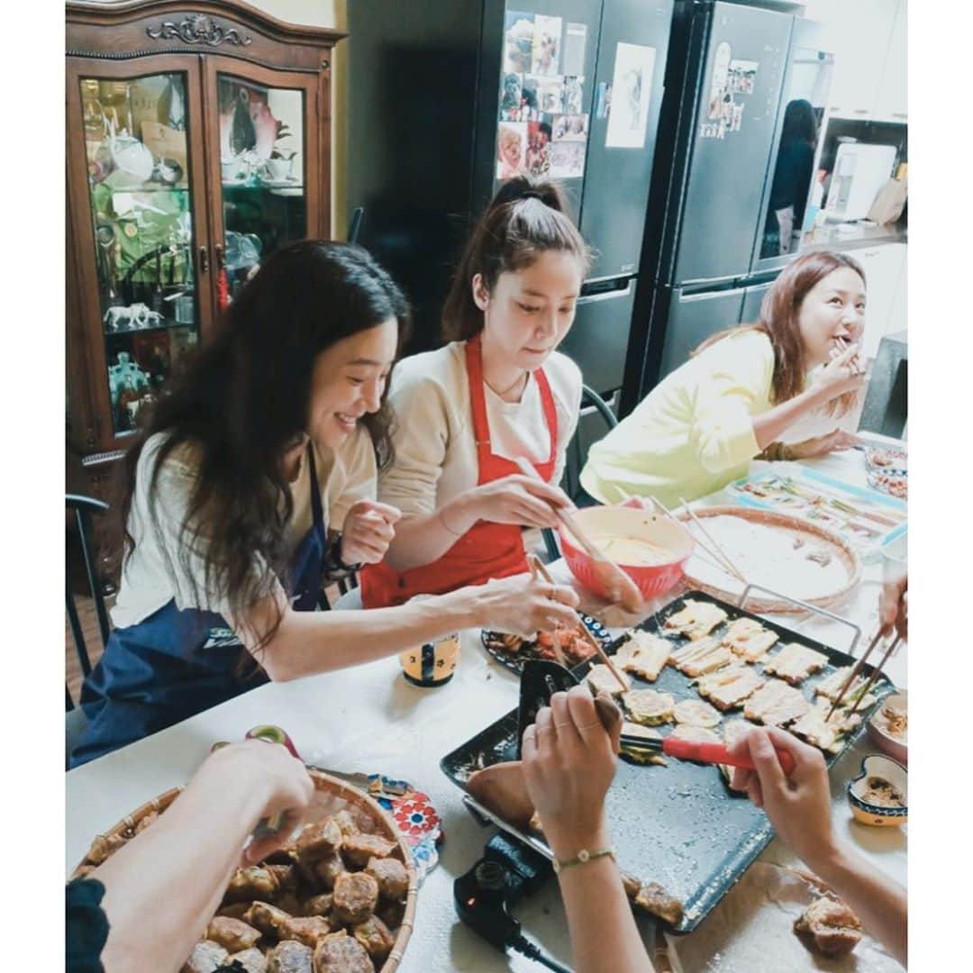 チョン・リョウォンのインスタグラム：「. 절 오늘부로 전려원이라 불러주세요. 친구들과. 어무님들과 행복한 추석🌺👍」