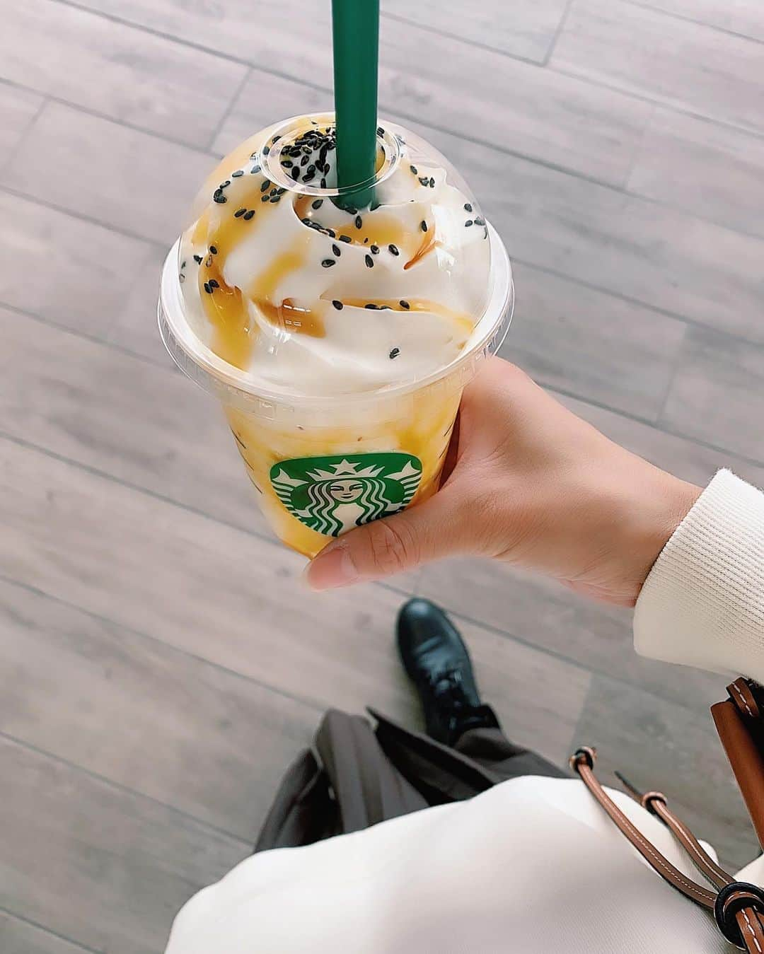 鈴木優美 さんのインスタグラム写真 - (鈴木優美 Instagram)「@starbucks_j の大学芋フラペチーノ❤︎ とっても久しぶりに行ったらやっぱり美味し🥺 食後に大きいので家族でシェアしたけど、娘が一番飲んでた件🍠笑 . なんだか今週は長く感じるなぁ〜💭💭 . . . . . #食欲の秋 #運動の秋 #スターバックス #大学芋フラペチーノ #週末の過ごし方 #ちなみに #娘2歳 #秋コーデ #秋好き」10月1日 16時10分 - yumi_kakiuchi