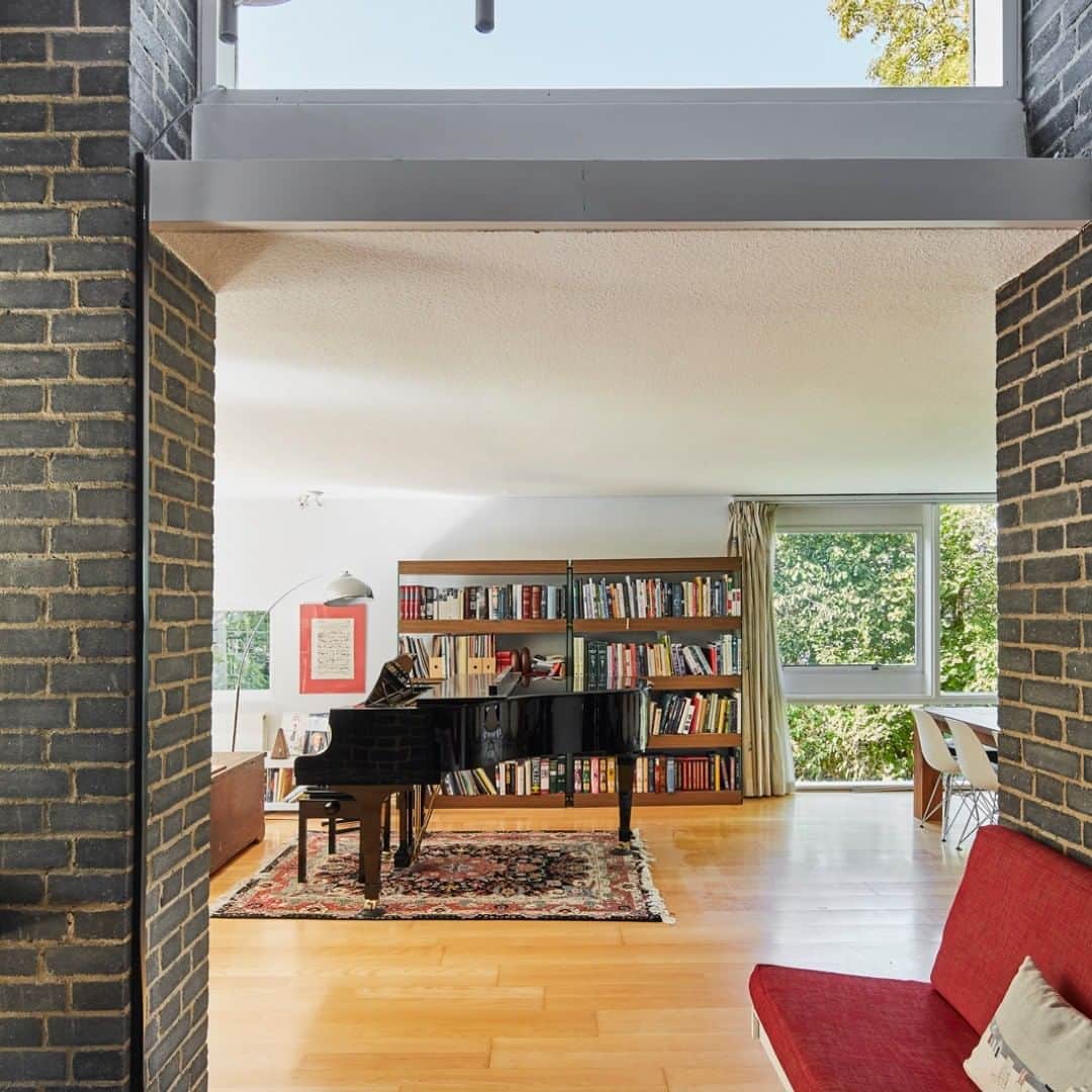 The Modern Houseさんのインスタグラム写真 - (The Modern HouseInstagram)「#forsale: Introducing The Rossdale House, the only private residence designed by architect Geoffry Powell of the renowned practice Chamberlin, Powell & Bon. Follow the link in our bio for the sales particulars.」10月1日 16時11分 - themodernhouse