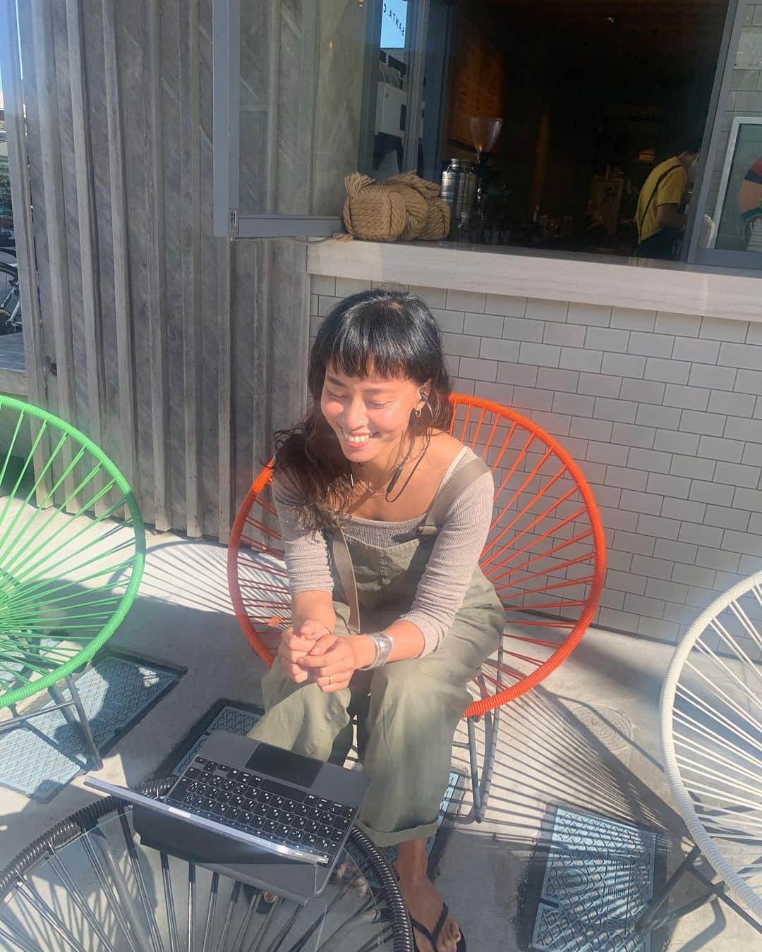 渋木さやかのインスタグラム：「⠀ ーインドに毎年行ってた時の話ー ヨガ修行クラス全てが英語だと知りつつ、 勢いだけで渡印した当時の私。 ⠀ 哲学、解剖学、サンスクリット語、アーサナクラス、一番聞きたかったスワミジ（先生）のお話、全てが英語でしかもハイスピード！ついていけなすぎて、キラキラ光る大切な言葉たちが、こぼれ落ちてしまうのが悔しくて悔しくて夜中によく泣いたものでした。 ⠀ そして、アメリカ、オーストラリア、ドイツ、イギリス、アジア、中国…世界中からヨガを学びに集まって来てた仲間たちとのコミュニケーションも全て英語でした。  当時、私は、日常会話は出来る！と豪語していたのだけど…言いたいことが英語で出てこない事にびっくり！…頭の中で翻訳してから英語に…もう、時間がかかってしょうがなかった！  それから、毎年一回は一ヶ月だけヨガ修行で渡印していたけれど、英語力は、まぁまぁ止まり。笑）今は、気軽に海外に行けないからこそ、英語力をもっと蓄えて、準備期間として楽しもうと思う。 ⠀ Native Campの「カランメソッド」始めたばかりなんだけど、ハイスピードで英語脳を鍛えていく、スピード感がある新しい英語メソッドなんだ。とりあえず、一ヶ月、頑張ってみようと思う〜！すごい勢いで喋れるようになっちゃったらどうしよう。😂 ⠀ #ネイティブキャンプ #オンライン英会話 #カランメソッド  サロペット @freada__official」