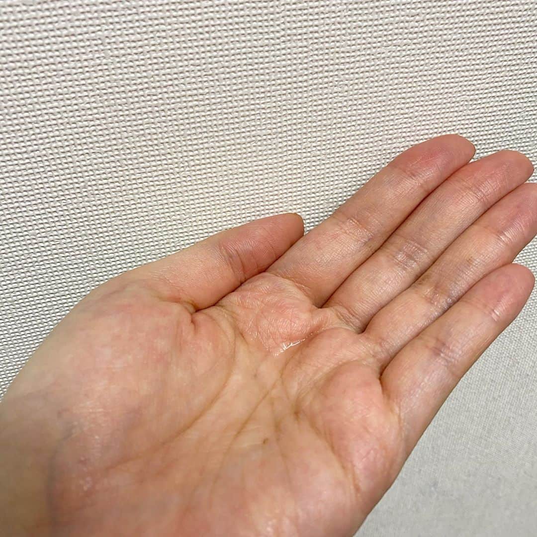 kawakami momokoさんのインスタグラム写真 - (kawakami momokoInstagram)「年齢と共に気になる乾燥に、肌にしっとり潤いを与えてくれる化粧水、EVITA ディープモイスチャー ローションⅡ　。﻿﻿﻿ プチプラなのに、180mlで1,595円(税込)﻿﻿﻿ しっかりお肌に潤いを与えてくれるアイテムで、量も気にせずバシャバシャ使えるから、デコルテまでしっかり塗るのがおすすめ。﻿﻿﻿ 植物由来の成分を活かしたうるおい処方である「ボタニバイタル処方」という点もお気に入りポイント。ベタつかないので、何回も重ね塗りして使いたい。﻿﻿﻿ ディープモイスチャー ジェルは、「化粧水・乳液・美容液・クリーム・パック」の5つの役割を備えるオールインワンジェル。化粧水の後にこれを塗るのもおすすめです。﻿﻿﻿ ﻿﻿﻿ ﻿﻿﻿ ﻿﻿﻿ ﻿﻿﻿ #エビータ﻿﻿﻿ #化粧水﻿﻿﻿ #乾燥肌﻿﻿﻿ #エイジングケア﻿﻿﻿ #ハリ美肌﻿﻿﻿ #スキンケア﻿﻿﻿ #プチプラ﻿﻿﻿ #プチプラコスメ﻿﻿﻿ #時短ケア﻿﻿﻿ #カネボウ化粧品﻿﻿﻿ #EVITA_PR」10月1日 16時12分 - momoko.kawakami.29