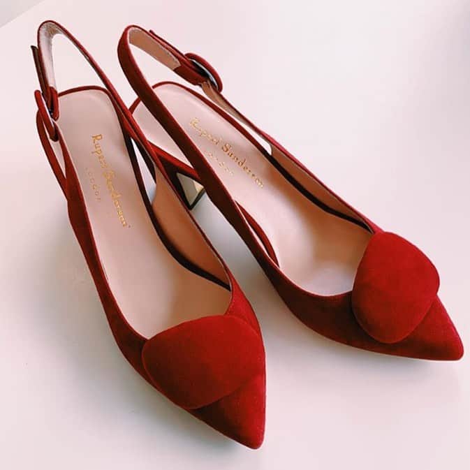 ルパートサンダーソンのインスタグラム：「Lady in red I Marina in Crimson Suede, available at @serenellausa I #Slingbacks #RedShoes #MidHeels #ShoeLove #Inspiration #RupertSanderson」