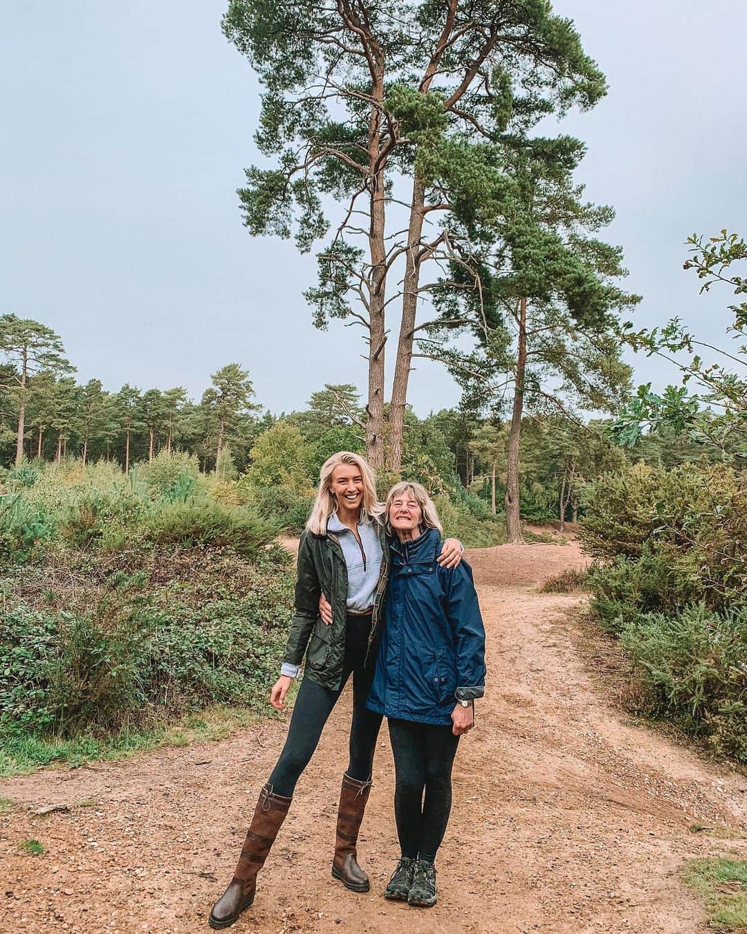 Zanna Van Dijkさんのインスタグラム写真 - (Zanna Van DijkInstagram)「My heart is full after the most wholesome couple of days showing my parents around my new neighbourhood 🏡 I might not live up north anymore, but I’ll always be a Yorkshire girl at heart ❤️ #yorkshirelass #northerner #surreylife #surreyliving #familytime #wholesomeAF #surreyhills #surreyblogger」10月1日 16時25分 - zannavandijk
