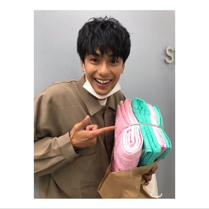 森崎ウィンのインスタグラム：「届いた〜(^o^) 先日、 #jwave の #allgoodfriday にリモート出演させて頂いた時 #lilico さんが誕生日プレゼントでタオル送るよと言ってくれて、送って来てくれました。 まじ、吸収力半端ない!!! ありがとうございます(^o^) 破けるまで使います笑笑 #森崎ウィン  #ファンのみんな からも #タオル 届いてて 今家はタオルで溢れてます!!!! ありがたい。 ありがとうm(_ _)m」