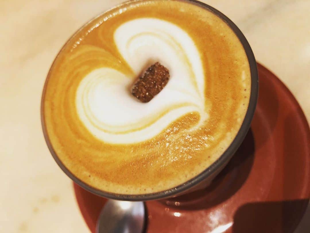 島袋寛子さんのインスタグラム写真 - (島袋寛子Instagram)「–  10月1日。 今日はコーヒーの日だそうです。 コーヒー好きなのにしらなかった。  世界中のコーヒー屋さん、美味しいコーヒーをありがとうございます。  農家さん、コーヒー豆を守ってくださりありがとうございます。  @sc.bay2019  さんの投稿で知りました☺︎🎶  沖縄の海沿いにある素敵なコーヒー屋さん。  まだ一度しかいけてないのですが、とっても素敵なコーヒー屋さん。  おいしいコーヒー。  私の母は、昔、コーヒー屋さんで働いている時期があり、ハンドドリップでいれるコーヒーを、コーヒー豆をあつかう会社の方によくほめていただいたそうです。  今日も、コーヒーがうみだしてくれる、ほっとする瞬間に感謝をして、いただきたいと思います☕️♡  – #写真は東京でいただいた #カフェラテ #コーヒーの日 #国際コーヒーの日 #コーヒー好きです #いつもありがとうございます #☕️ #フェアトレード  #チョコやコーヒーで知りました #笑顔の連鎖 #大切にしたいなぁ #完璧にはいかないけど #完璧はないから #わたしなりに #がんばりすぎずにね #☺︎🎶」10月1日 16時21分 - hiroko.shimabukuro
