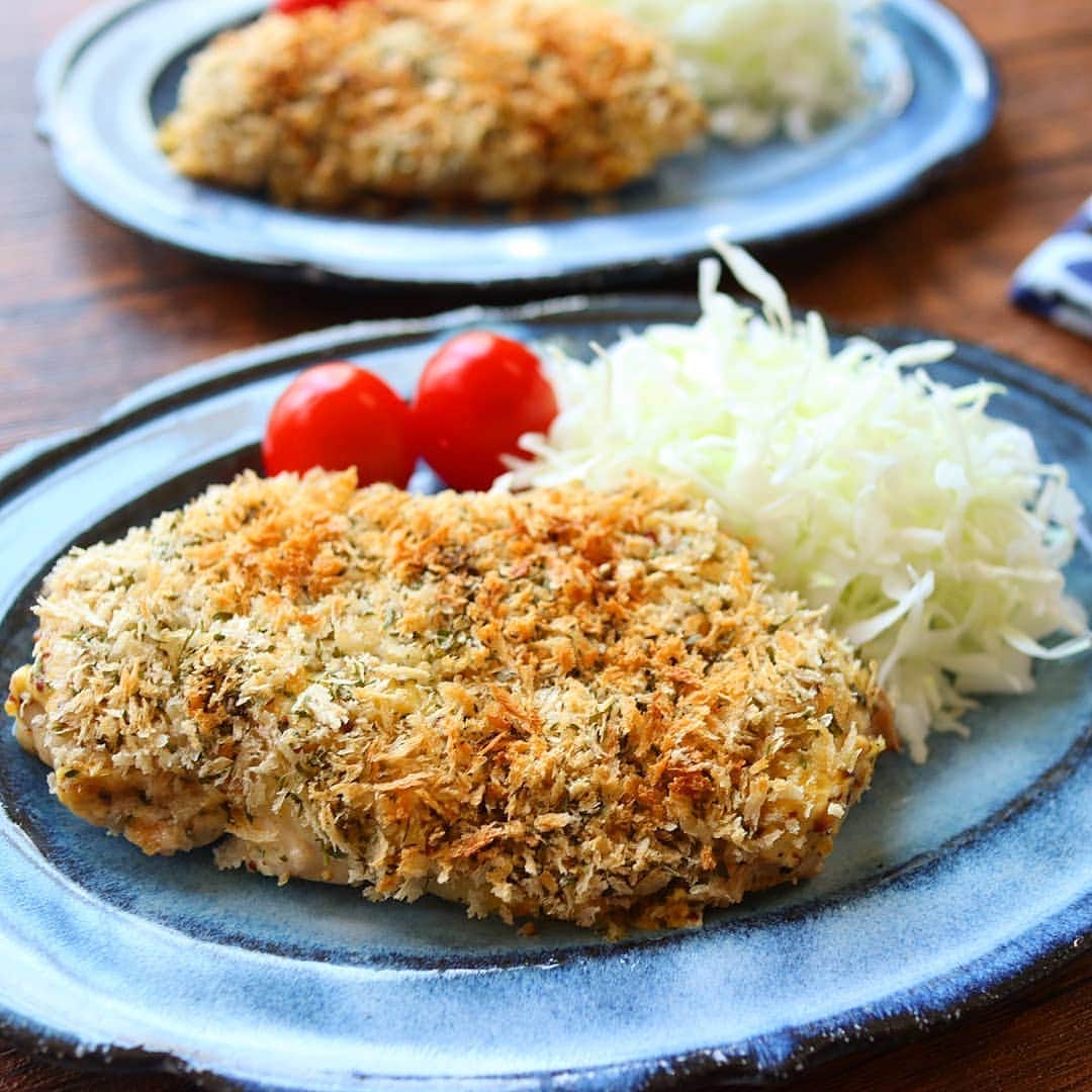 yukirichi119のインスタグラム：「2020/10/01(木) ＊ おこんにちは😀 ワタシの新しいレシピ記事が 今月もいつもの ｢トクバイニュース @tokubaishopping ｣さんで 公開になってますよ！よ！ ＊ 今回は 「マスタードマヨチキンのパン粉焼き」 です😋 パン粉料理のイメージって 揚げ物だったり、 油をたくさん使うし めんどいなーってイメージかと思うんだけど 例によって ワタシの事だから😝 揚げてもないし、楽チンです(笑) ＊ トクバイさんプロフから飛べます→ @tokubaishopping ワタシのストーリーのリンクからも飛べまーす😊 ぜひぜひご活用くださいませー❗ ブログもちょこちょこ更新してるから 見てやってねー😘 ＊ トクバイニュースさんは、 ｢楽しい買い物を世の中に増やしていく｣ための ニュースサイトです✨ 料理、生活に関するタメになる記事がいっぱいです🤗 https://tokubai.co.jp/news/ --------------------------------------------------- 😀⬇ゆきりち。著書📕 ①冊目、お弁当ダイエットのレシピ本 ②冊目、サラダとお肉のダイエットレシピ本 どちらもプロフ( @yukirichi119 )のリンクから Amazonに飛べます📖 ---------------------------------------------------------------- #レシピ #簡単レシピ #お知らせ #トクバイニュース #ライター # #料理 #超簡単 #主菜 #パン粉焼き #オーブントースター #変化球 #トースター #おなかすいた #トースターレシピ #チキン #手抜き #鶏肉レシピ #手抜き料理 #鶏肉料理 #ゆきりち #鶏肉 #献立 #晩ご飯 #chicken #yummy #今日の献立 #おいしい #手抜きごはん #今日のご飯」