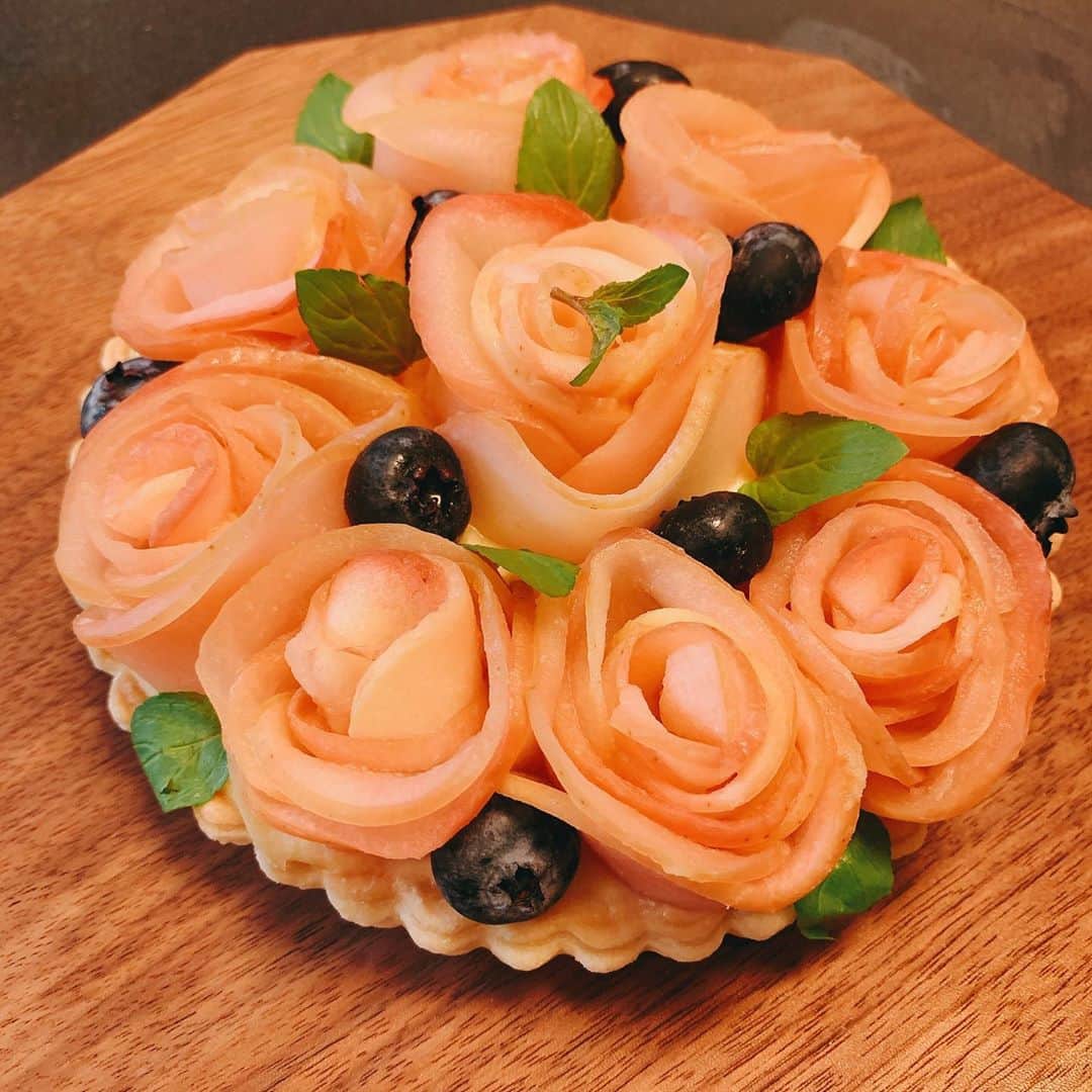 のインスタグラム：「今年のチャラヒゲ手作り誕生日ケーキはリンゴのコンポートとカスタードのタルトでした！ 私が寝ている間に赤ちゃんのお世話をしながらフルコース料理とケーキまで作り、さらに五徳まで洗っている男チャラヒゲ！！ #タルト　#手作りタルト　#手作りケーキ #cooking #cookingathome #りんごのコンポート　#コンポート　#誕生日ケーキ　#birthdaycake #homemadesweets #homemadecake #チャラヒゲ」