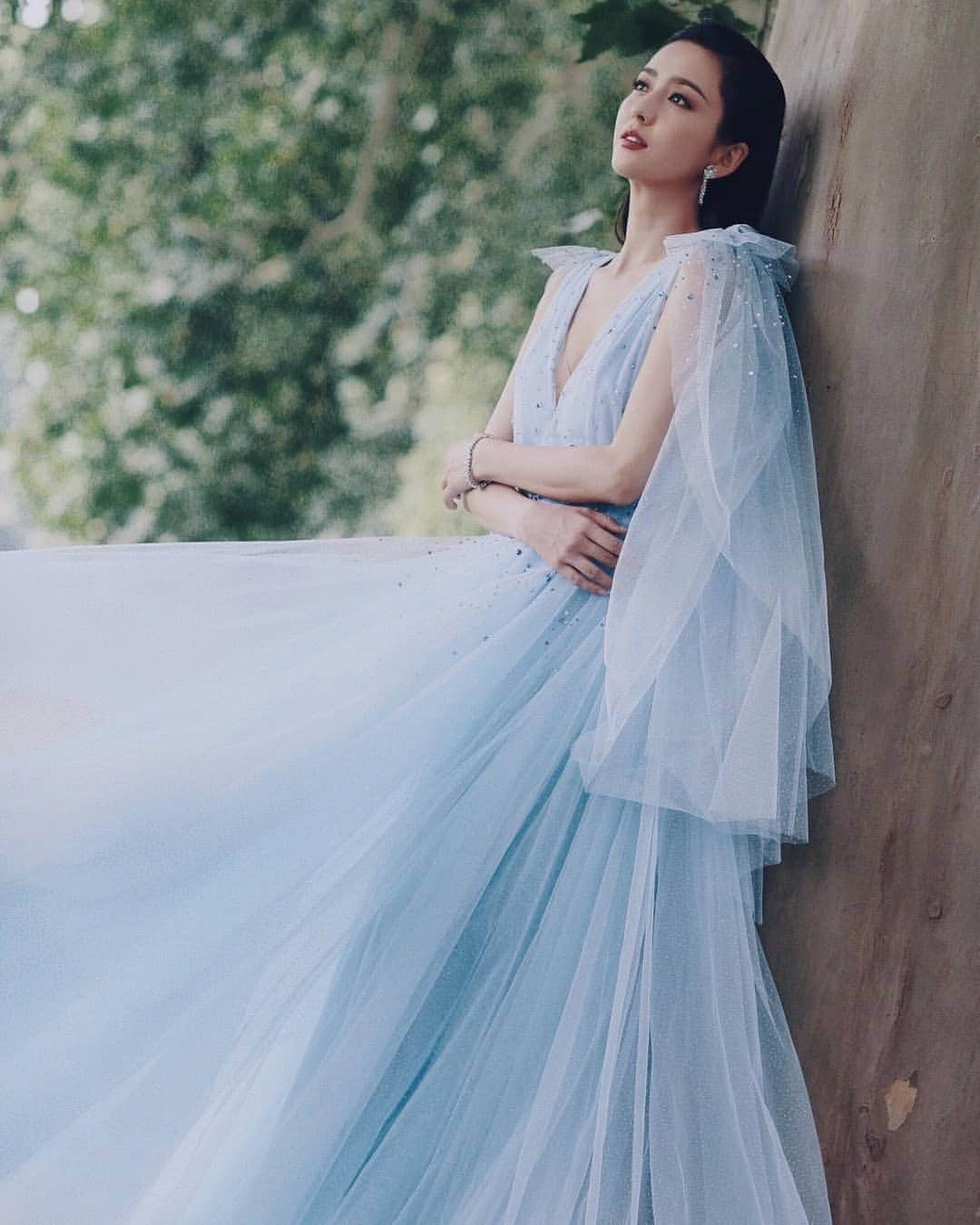 ジェニーパッカムさんのインスタグラム写真 - (ジェニーパッカムInstagram)「Tong Liya wearing the Brooke gown from the AW20 Pre-Collection which is available internationally now. ​For further information on this style please contact enquiries@jennypackham.com ​ ​#dressedinjenny」10月1日 16時34分 - jennypackham