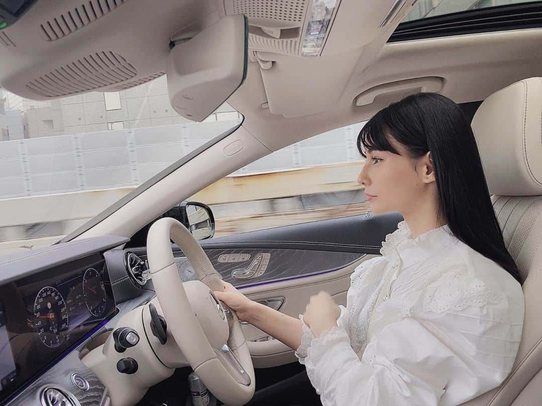 ダレノガレ明美さんのインスタグラム写真 - (ダレノガレ明美Instagram)「姿勢は良いです。 運転は男性みたいな運転します。 あと車カスタムするの好きなんですよー 兄や父の影響で車好きです😂」10月1日 16時30分 - darenogare.akemi