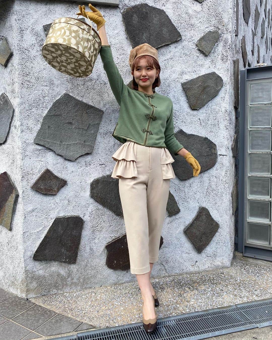 NUTTY Vintage&Collectibleのインスタグラム：「Hello, October! 「新しい帽子を買ったの！」  🍃NEW ARRIVAL🍃   ☑︎vtg 50's green oriental design cardigan ☑︎vtg 60's "Sue" beige boa hat  秋めく気候に心踊るこの頃。 落ち着いたトーンのオリエンタルな香りがするカーディガンに 本日発売開始<FRILL CROPPED PANTS> @glazekohl  ちょっぴり高さのあるお帽子も色味を合わせてグッとお洒落に、上質な秋のお出かけ着の完成！  10月の始まりは、いつもと一味違うピリリと個性のきいたアイテムで。 それでは、今月もどうぞよろしくお願いします☺️  NUTTY店長 @nutty_aiko」