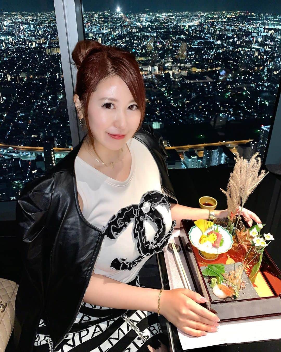 ayuさんのインスタグラム写真 - (ayuInstagram)「🌃✨🌃✨🌃✨ 𝐦𝐚𝐫𝐫𝐢𝐨𝐭𝐭👑𝐝𝐢𝐧𝐧𝐞𝐫 57階にて和食を頂きました🙏🇯🇵 東京の夜景と違って 57階でもかなり上にいるみたい☁️🏙☁️ ここのお店はランチで一度来たことありますがディナーは初めて🙆‍♀️ 夜景が絶景なので雰囲気を楽しみたい方にはオススメです😉✨ ライダースとスカートは 2年前ずっと洋服の接客してくれてた @r19931014 ちゃんが たまたま梅田で私を見つけてくれて リナちゃんのお店で購入した物です🖤🤍🖤🤍 プチプラで可愛くて大好きなお店😘 ・ #marriott#marriottbonvoy#dinner#japanesefood#nightview#ayuログ#chanel#ootdfashion#outfit #和食#夜景#ディナー#マリオットホテル#大阪#大阪グルメ#あべのハルカス#天王寺#グルメ女子#グルメ好きな人と繋がりたい#グルメスタグラム#コーデ#秋コーデ#モノトーンコーデ」10月1日 16時43分 - ayu888ayu