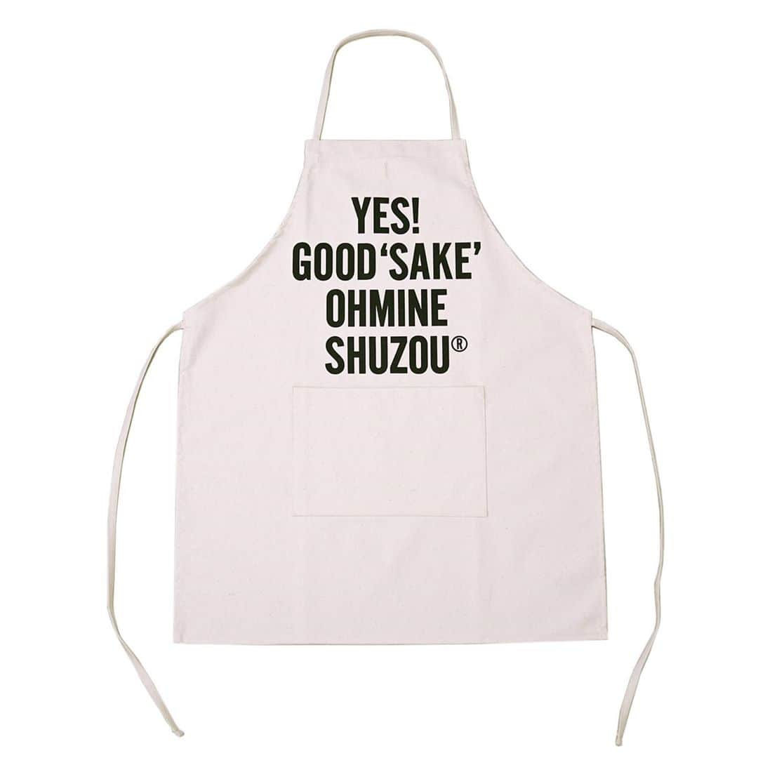 大嶺酒造のインスタグラム：「以下の限定商品を10/3(土)10:00より新蔵直売所・カフェ、大嶺オンラインストアにて数量限定で販売開始いたします。  Ohmine Shuzou® x DRESSSEN のコラボレーションエプロン。  サイズ： w65cm×h86cm（男女兼用）  「DRESSSEN」 フードコーディネーター・後藤順一が手掛けるエプロンブランド。 DRESSSENは“Let's change an apron”をコンセプトに、ファッションの観点から“着替えるエプロン”を提案。エプロンの製作には帆布を使用し、国内の老舗工場で生産。ユニセックスで着用できるシルエット、シンボリックなメッセージロゴ、ライトな着け心地×タフな生地感、細部までこだわった1枚はどんなシーンにも心地よく馴染みます。使い込むほどに風合いが増し、自分好みのユーズド感を楽しめるのも魅力。 ・ ・ ・ ・ ・ #大嶺酒造  #ohmine#dresssen」