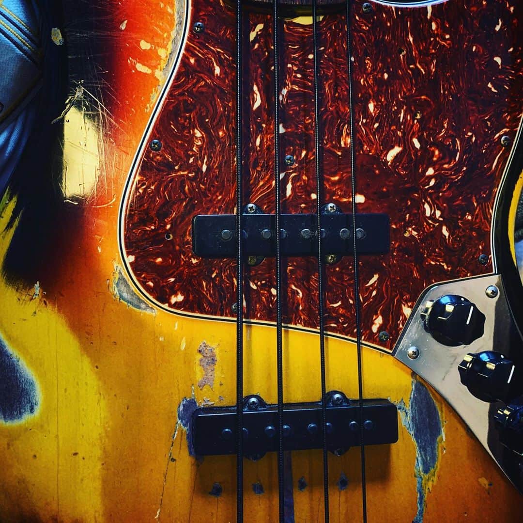 露崎義邦さんのインスタグラム写真 - (露崎義邦Instagram)「ブラックナイロン弦なるものを張ってみた。テンションが緩めで上手く鳴らすのムズイけど音が新鮮で楽しい。 プレベっぽい音を狙いたい。 何より黒の弦がかっこいい。 #black_nylon_strings #fender #bass」10月1日 16時43分 - tsuyuzaki_yskn