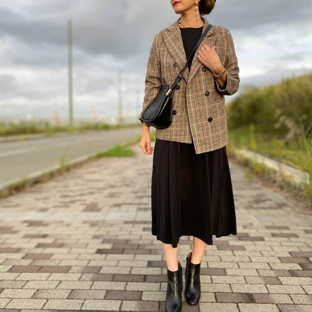 HandmadeLaboさんのインスタグラム写真 - (HandmadeLaboInstagram)「今日から10月➳➳➳ はっやぁ〜い🎃  秋になると着たくなる チェック柄🤎🧡  夏にきてたワンピにジャケットを羽織るだけで 秋っぽいコーデに…🍂  ジャケットは　　@fifth_store  の #チェックテーラードジャケット   バッグは　　@editsheen_store  の #サイドデザインスムースショルダー   どちらも50%OFFクーポンでてました✧* ( ¨̮ )  #fifth #フィフス#fifthtl #editsheen   #160cm以上コーデ #ponte_fashion #ママコーデ #mineby3mootd#mamagirl #ブルーコーデ#プチプラファッション#アラフォーコーデ#ニットアップ#秋コーデ#シンプルコーデ#ニットコーデ#セットアップ#フェミニン」10月1日 16時39分 - ameri812