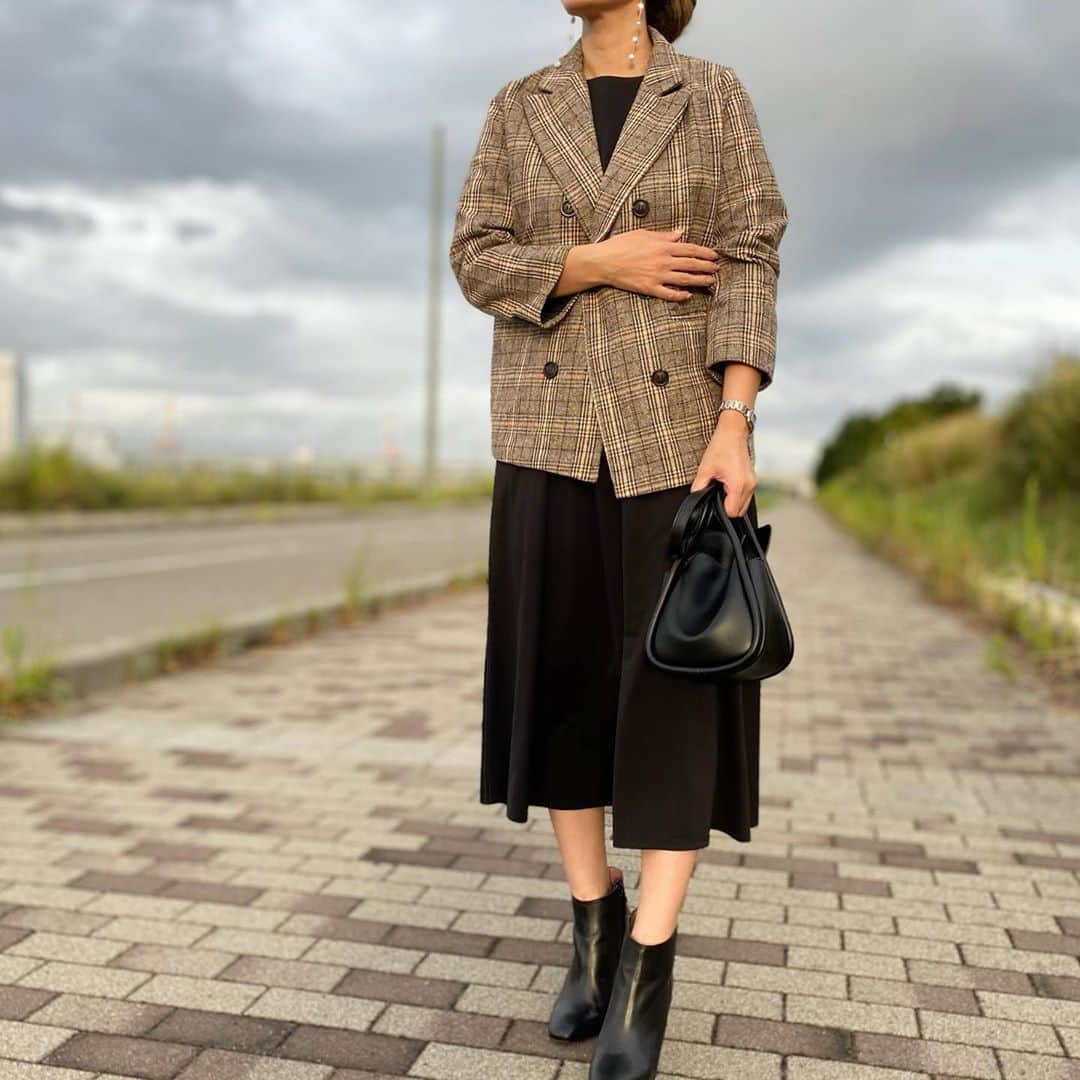 HandmadeLaboさんのインスタグラム写真 - (HandmadeLaboInstagram)「今日から10月➳➳➳ はっやぁ〜い🎃  秋になると着たくなる チェック柄🤎🧡  夏にきてたワンピにジャケットを羽織るだけで 秋っぽいコーデに…🍂  ジャケットは　　@fifth_store  の #チェックテーラードジャケット   バッグは　　@editsheen_store  の #サイドデザインスムースショルダー   どちらも50%OFFクーポンでてました✧* ( ¨̮ )  #fifth #フィフス#fifthtl #editsheen   #160cm以上コーデ #ponte_fashion #ママコーデ #mineby3mootd#mamagirl #ブルーコーデ#プチプラファッション#アラフォーコーデ#ニットアップ#秋コーデ#シンプルコーデ#ニットコーデ#セットアップ#フェミニン」10月1日 16時39分 - ameri812